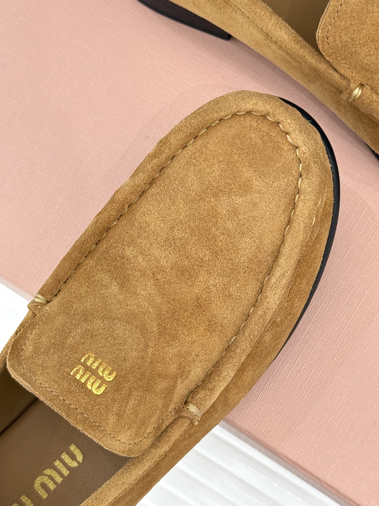 
MiuMiu/缪缪经典字母复古乐福鞋
这双字母乐福鞋 真的是一眼就爱上
完全长在我的审美点上！
是优雅