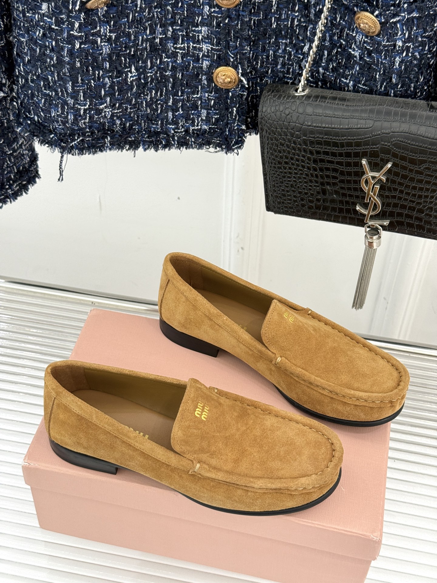 
MiuMiu/缪缪经典字母复古乐福鞋
这双字母乐福鞋 真的是一眼就爱上
完全长在我的审美点上！
是优雅