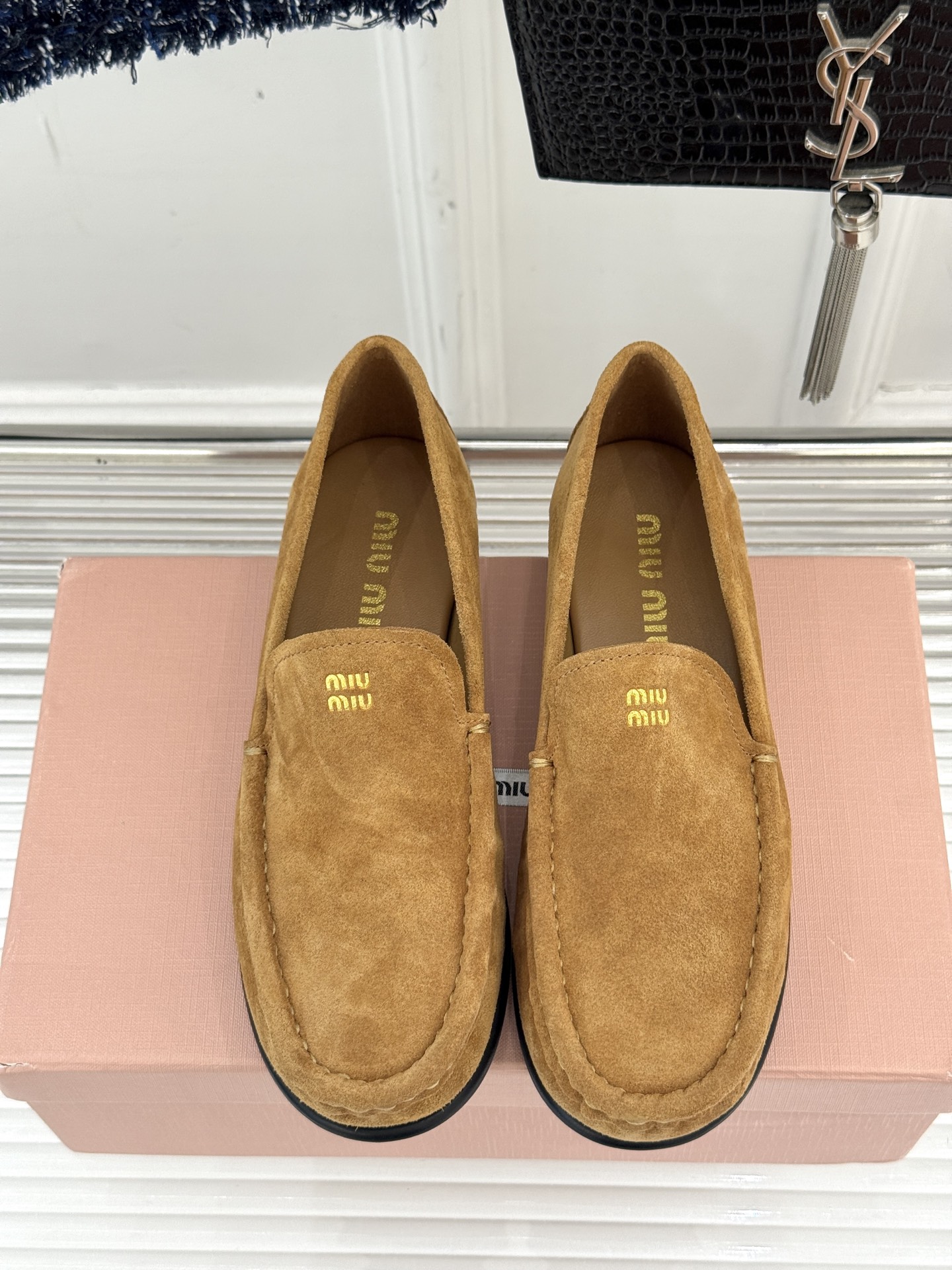 
MiuMiu/缪缪经典字母复古乐福鞋
这双字母乐福鞋 真的是一眼就爱上
完全长在我的审美点上！
是优雅
