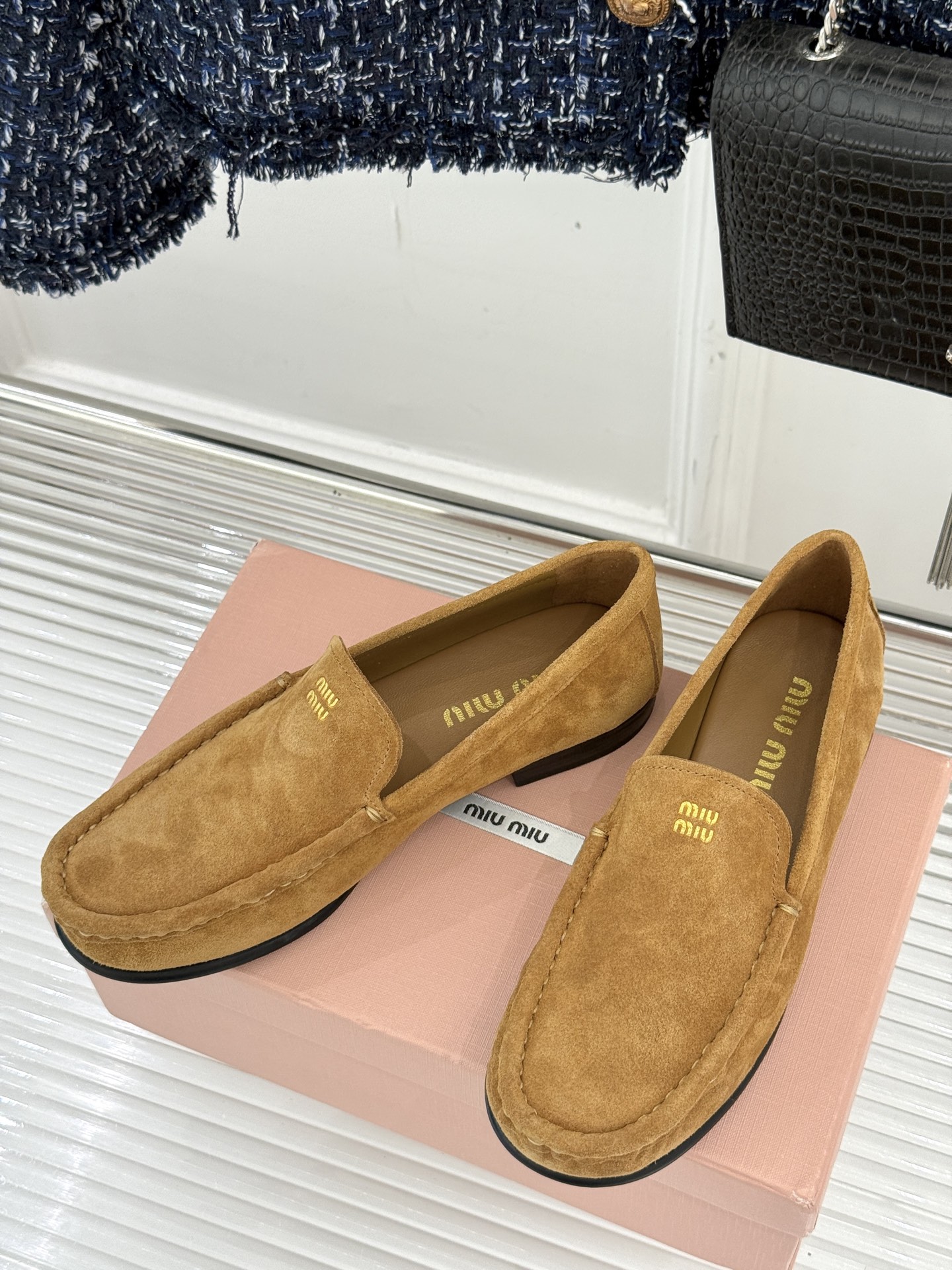
MiuMiu/缪缪经典字母复古乐福鞋
这双字母乐福鞋 真的是一眼就爱上
完全长在我的审美点上！
是优雅