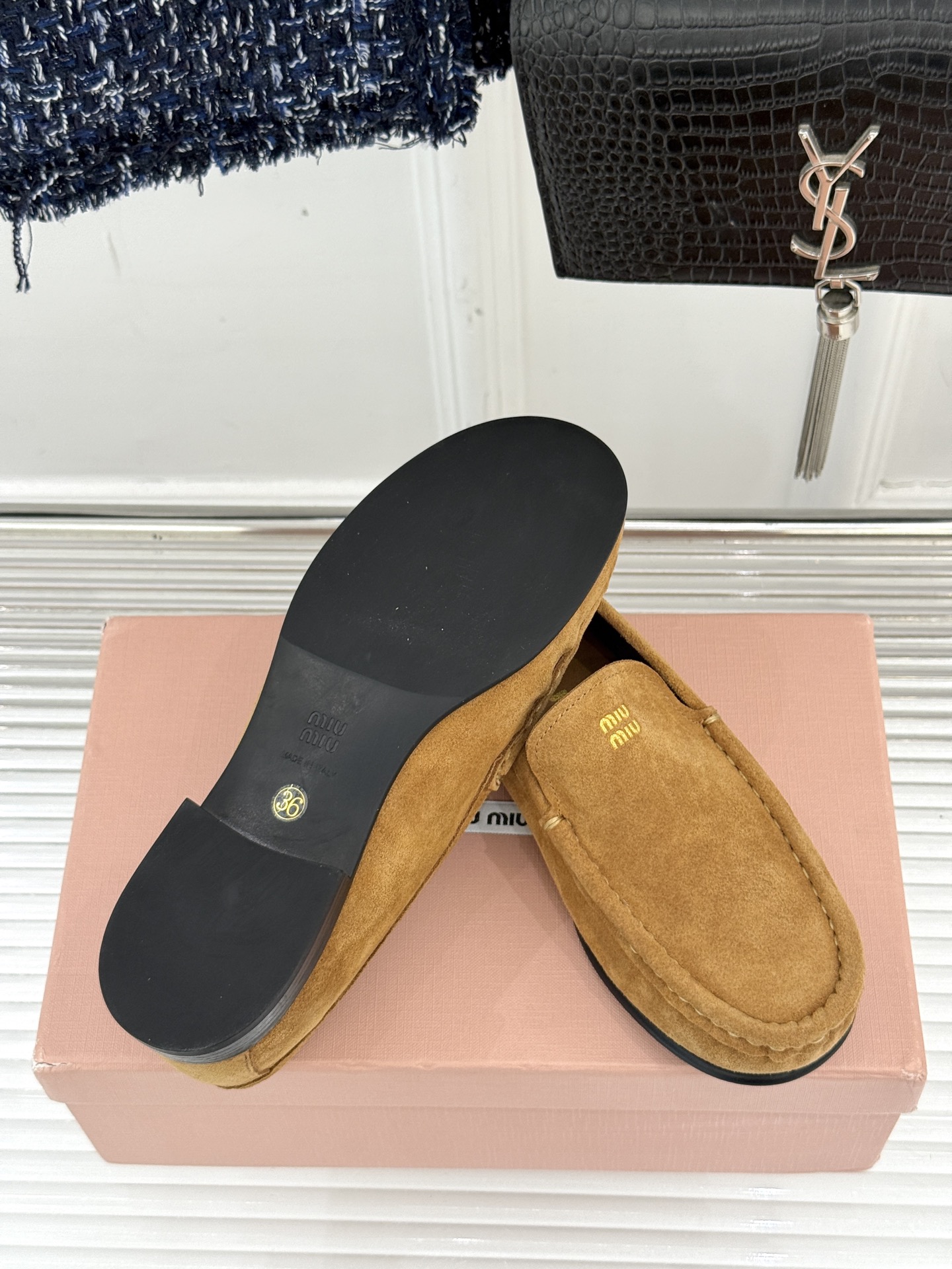 
MiuMiu/缪缪经典字母复古乐福鞋
这双字母乐福鞋 真的是一眼就爱上
完全长在我的审美点上！
是优雅