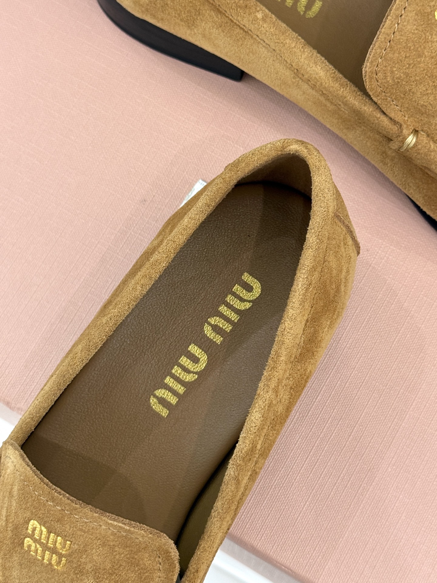 
MiuMiu/缪缪经典字母复古乐福鞋
这双字母乐福鞋 真的是一眼就爱上
完全长在我的审美点上！
是优雅