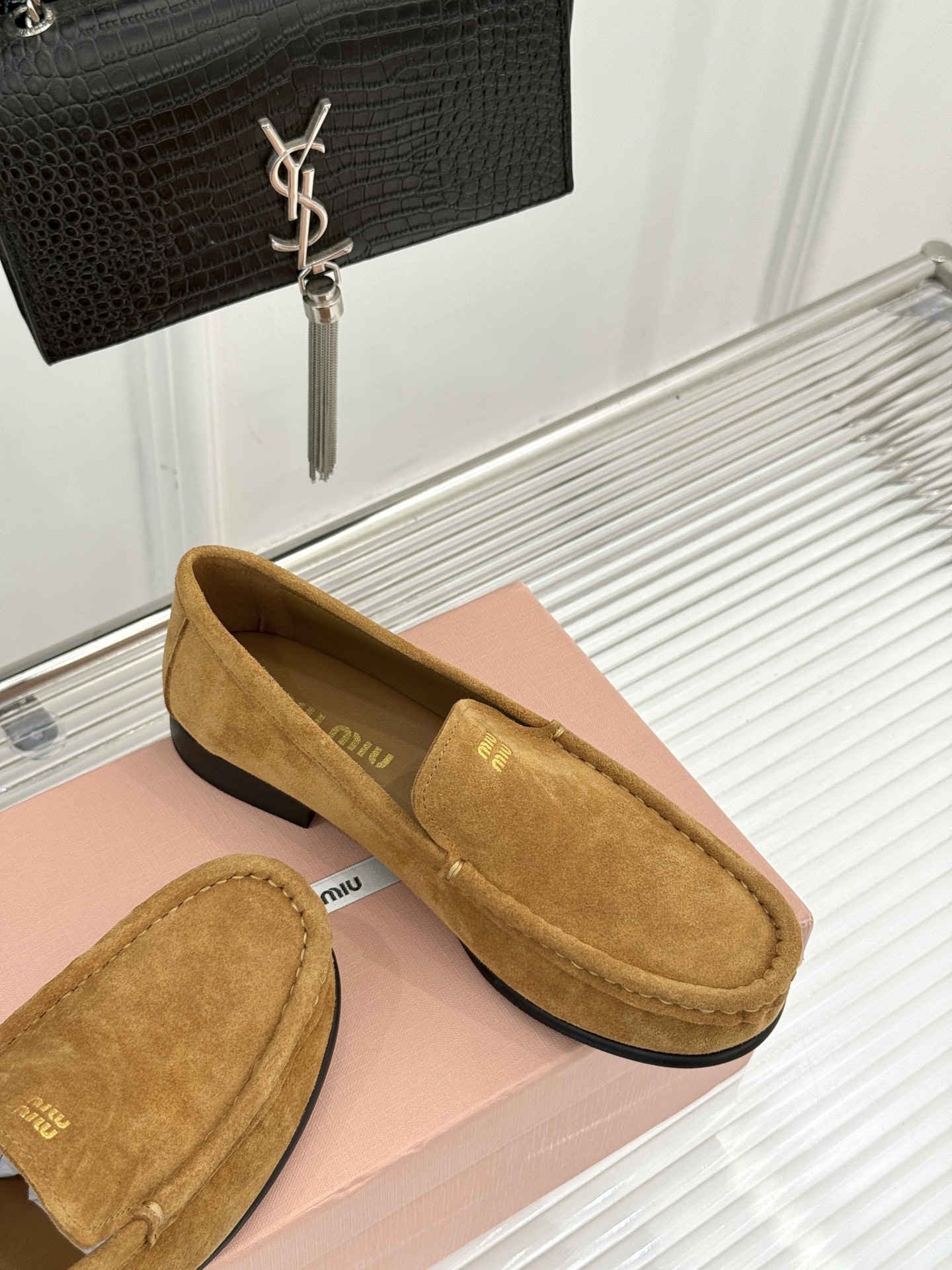 
MiuMiu/缪缪经典字母复古乐福鞋
这双字母乐福鞋 真的是一眼就爱上
完全长在我的审美点上！
是优雅