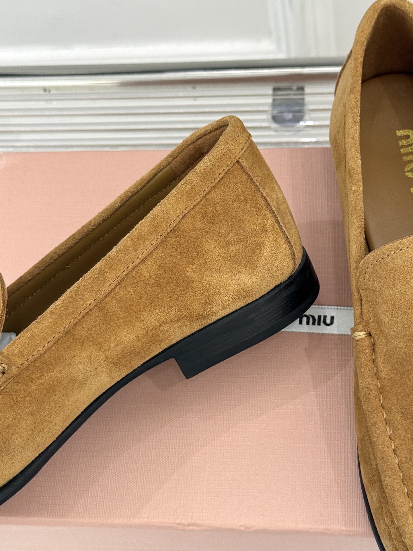 
MiuMiu/缪缪经典字母复古乐福鞋
这双字母乐福鞋 真的是一眼就爱上
完全长在我的审美点上！
是优雅