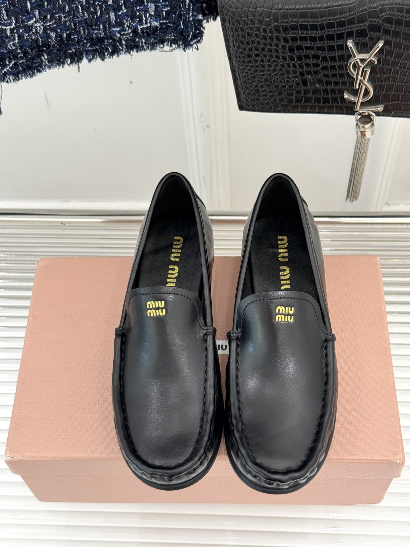 
MiuMiu/缪缪经典字母复古乐福鞋
这双字母乐福鞋 真的是一眼就爱上
完全长在我的审美点上！
是优雅