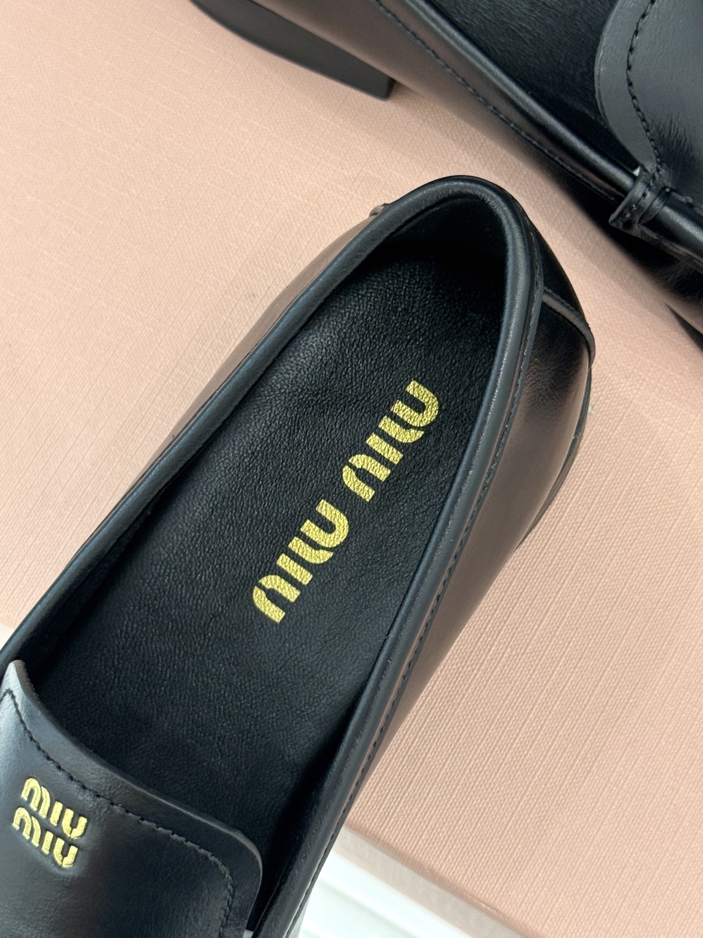 
MiuMiu/缪缪经典字母复古乐福鞋
这双字母乐福鞋 真的是一眼就爱上
完全长在我的审美点上！
是优雅