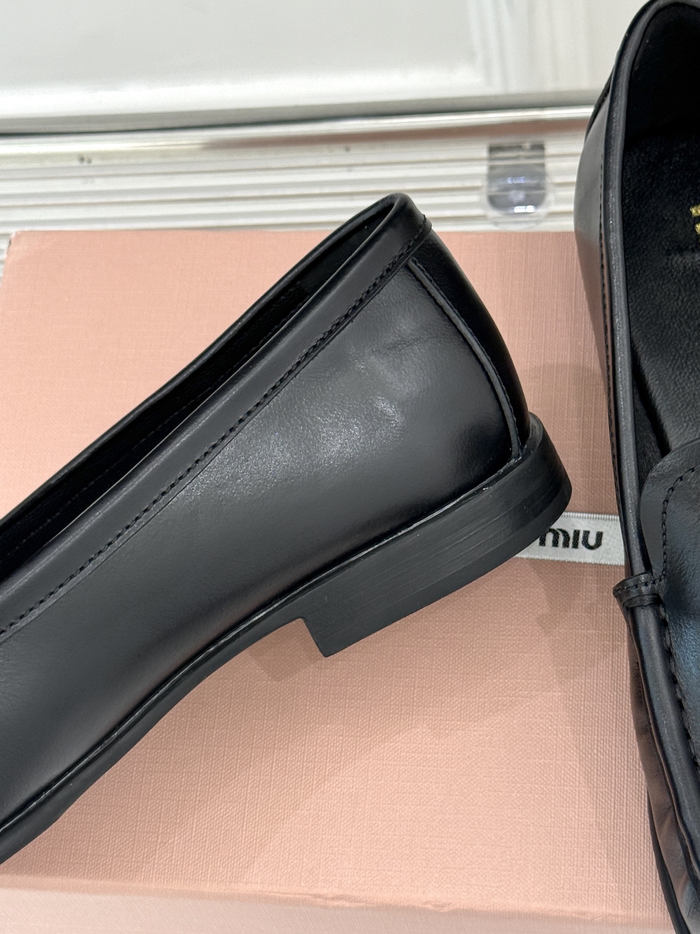 
MiuMiu/缪缪经典字母复古乐福鞋
这双字母乐福鞋 真的是一眼就爱上
完全长在我的审美点上！
是优雅
