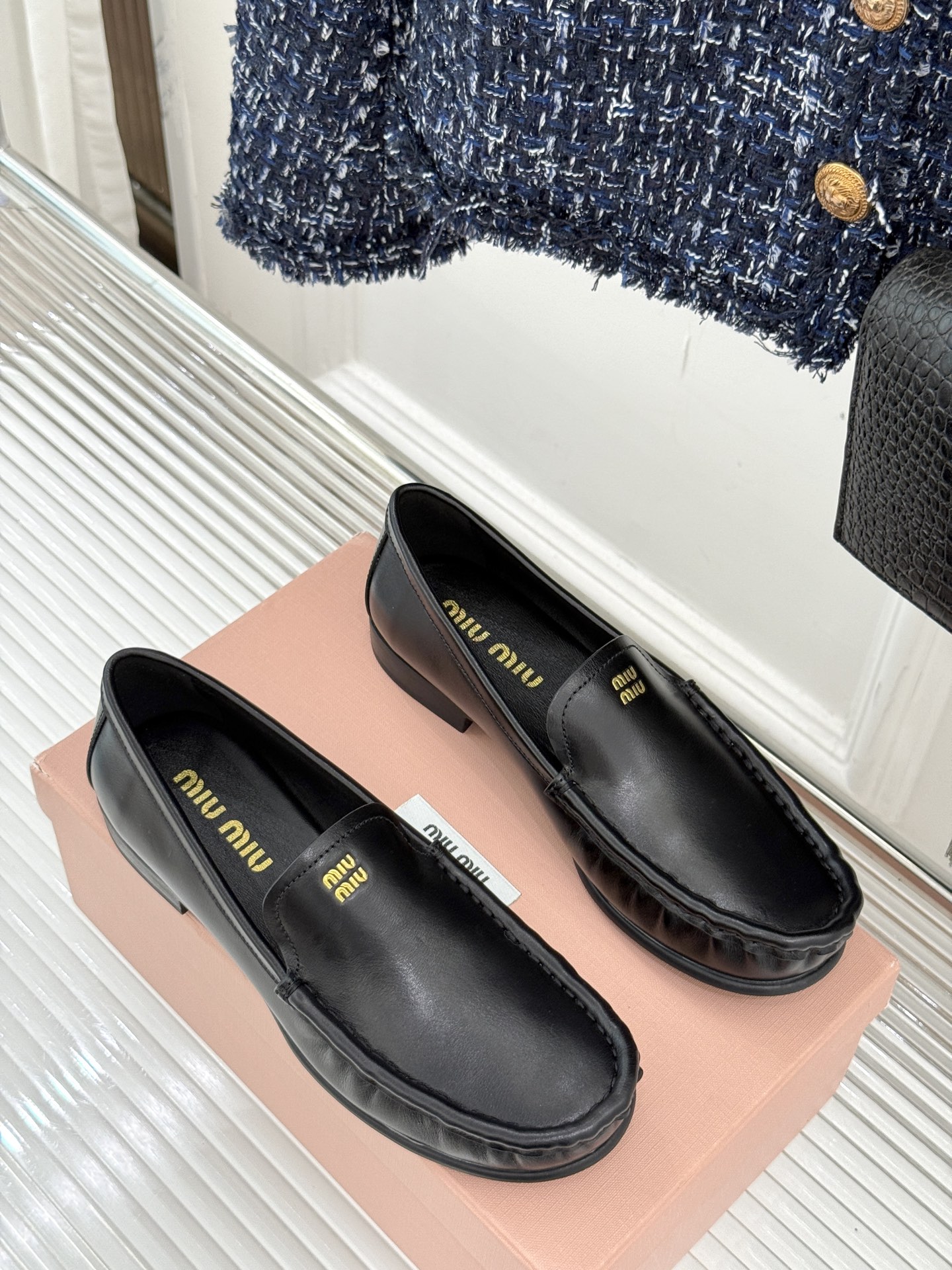
MiuMiu/缪缪经典字母复古乐福鞋
这双字母乐福鞋 真的是一眼就爱上
完全长在我的审美点上！
是优雅