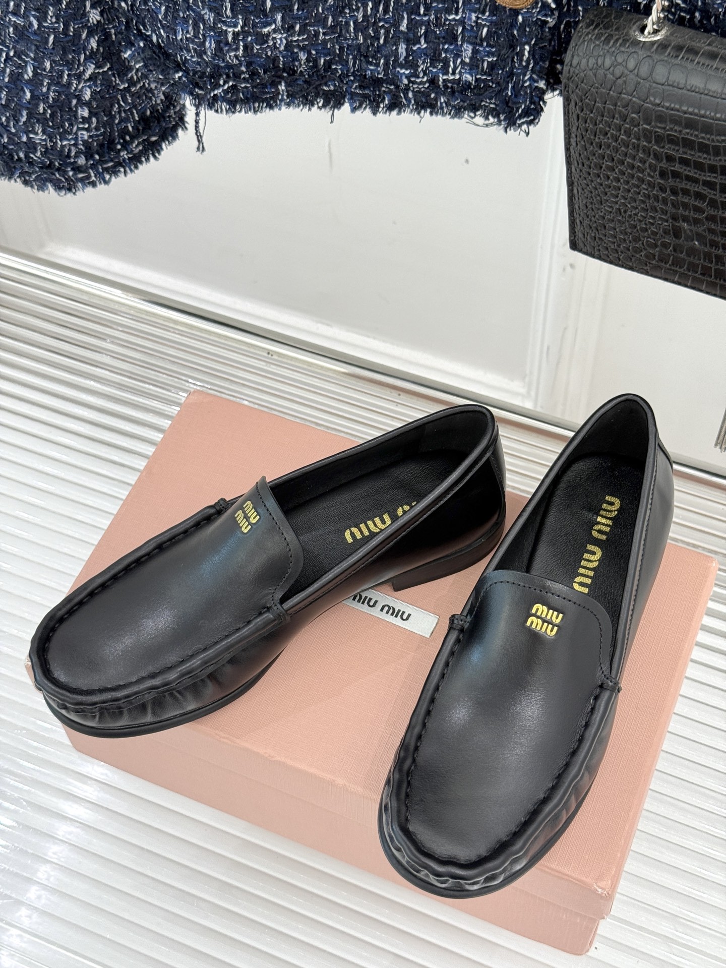 
MiuMiu/缪缪经典字母复古乐福鞋
这双字母乐福鞋 真的是一眼就爱上
完全长在我的审美点上！
是优雅
