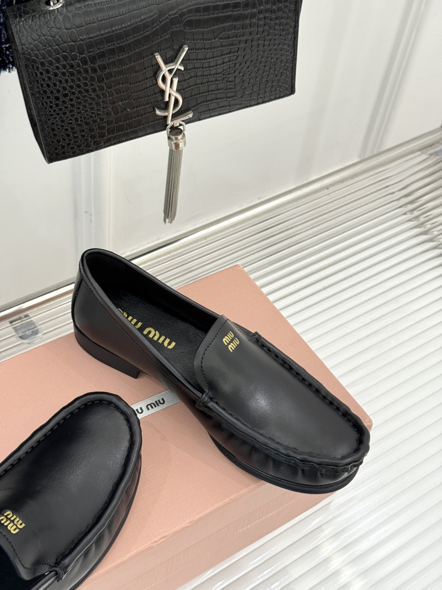 
MiuMiu/缪缪经典字母复古乐福鞋
这双字母乐福鞋 真的是一眼就爱上
完全长在我的审美点上！
是优雅