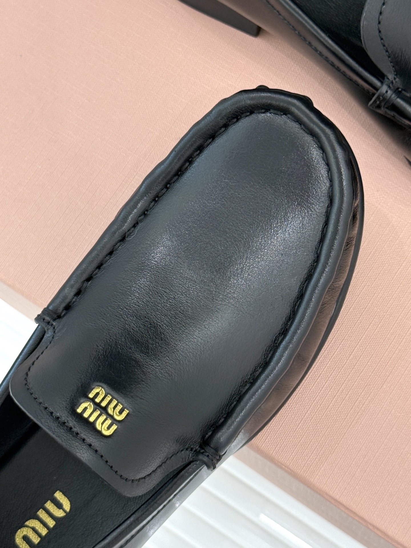 
MiuMiu/缪缪经典字母复古乐福鞋
这双字母乐福鞋 真的是一眼就爱上
完全长在我的审美点上！
是优雅