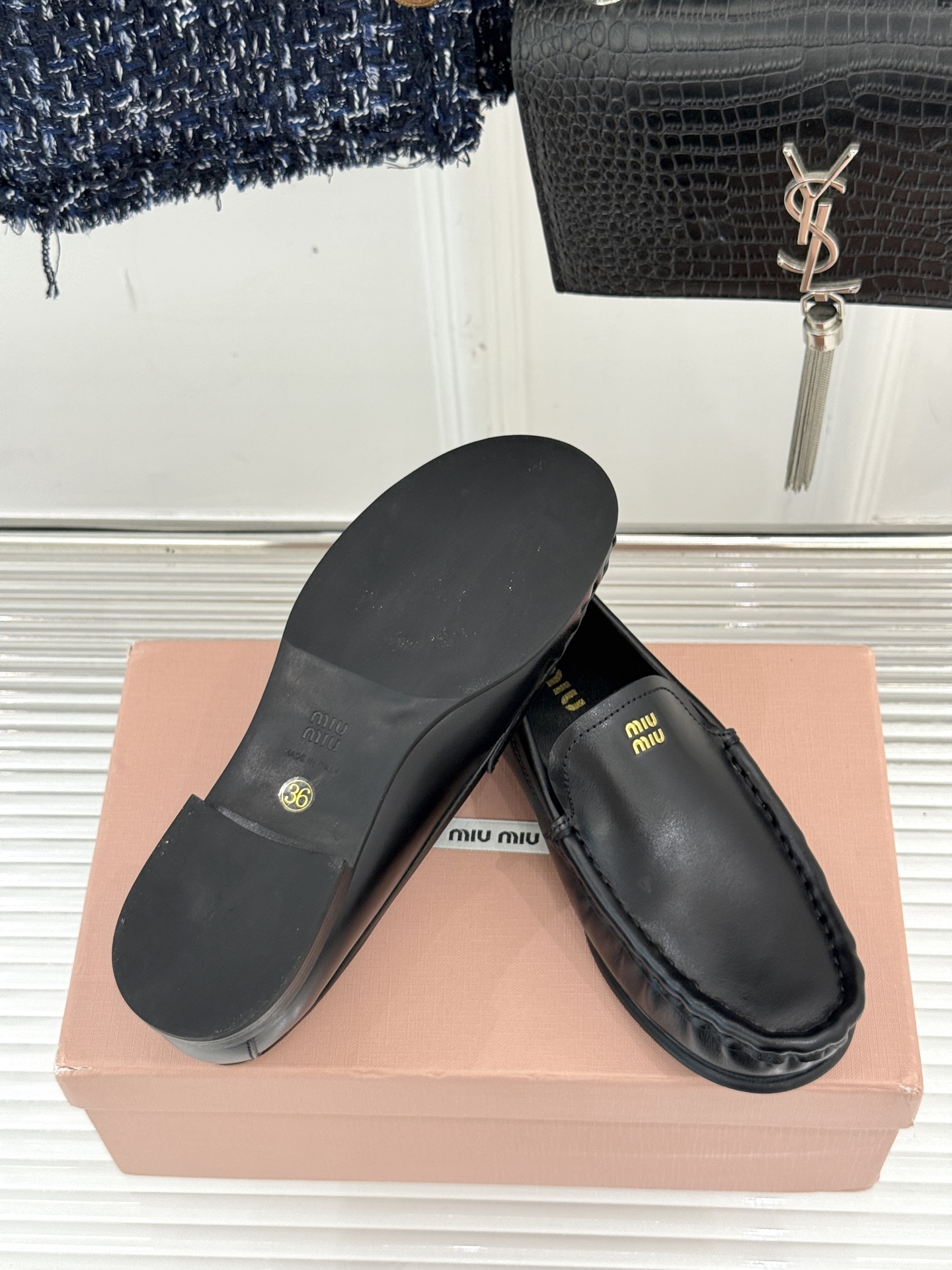 
MiuMiu/缪缪经典字母复古乐福鞋
这双字母乐福鞋 真的是一眼就爱上
完全长在我的审美点上！
是优雅