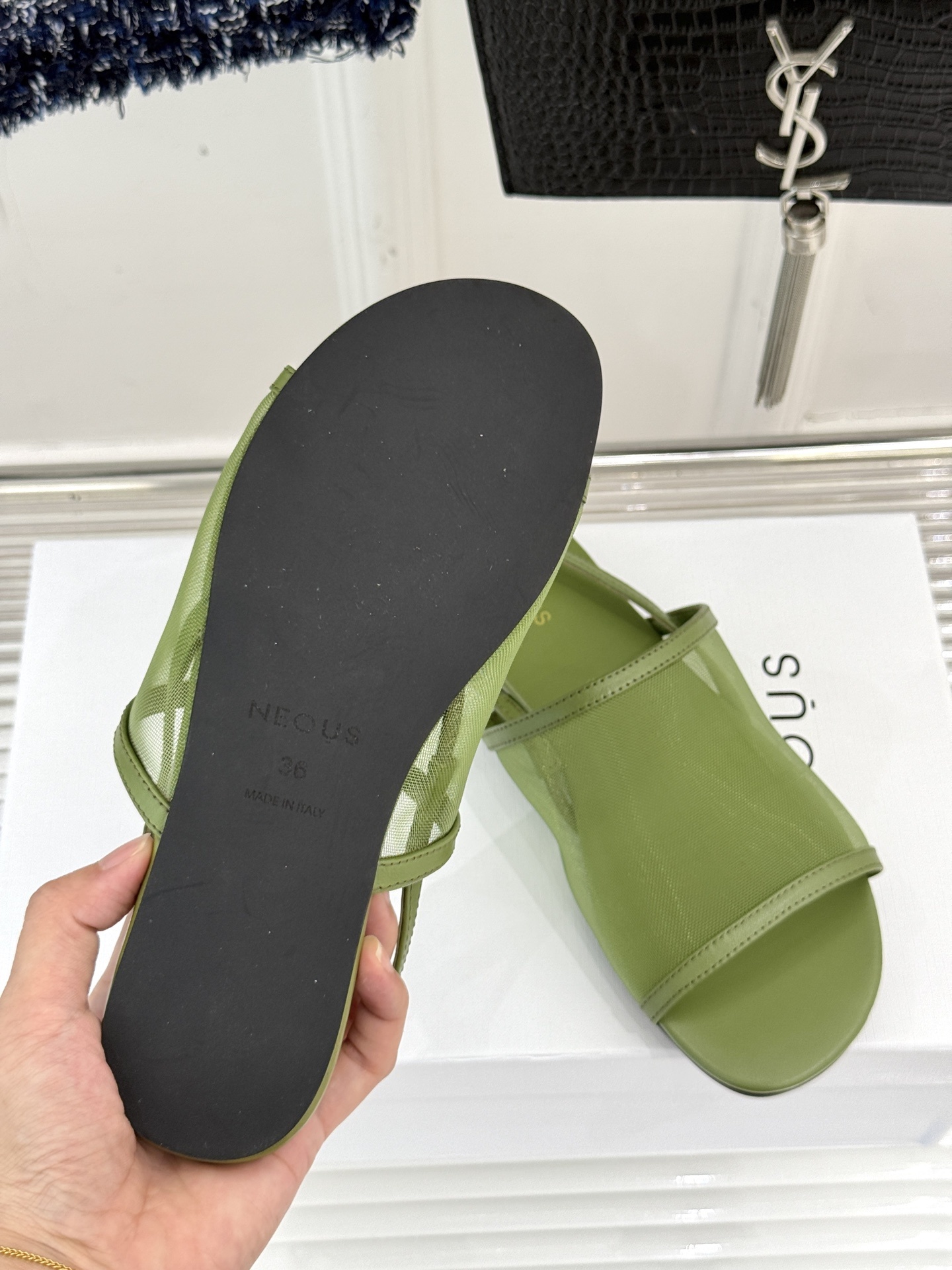 Neous 25WF网纱鱼嘴平底凉鞋
作为一个来自伦敦的小众品牌
Neous大胆的新极简主义美学
让每