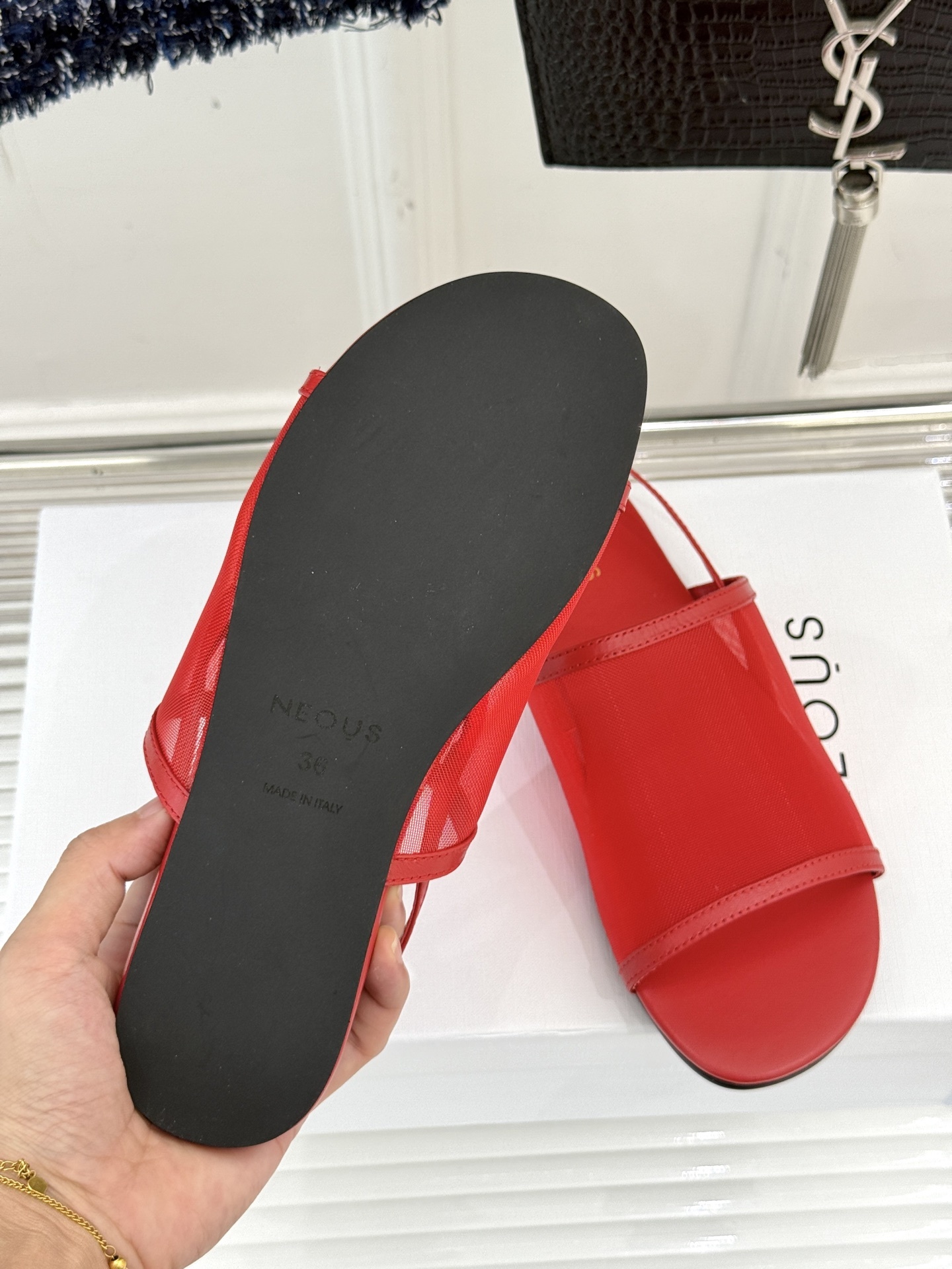Neous 25WF网纱鱼嘴平底凉鞋
作为一个来自伦敦的小众品牌
Neous大胆的新极简主义美学
让每