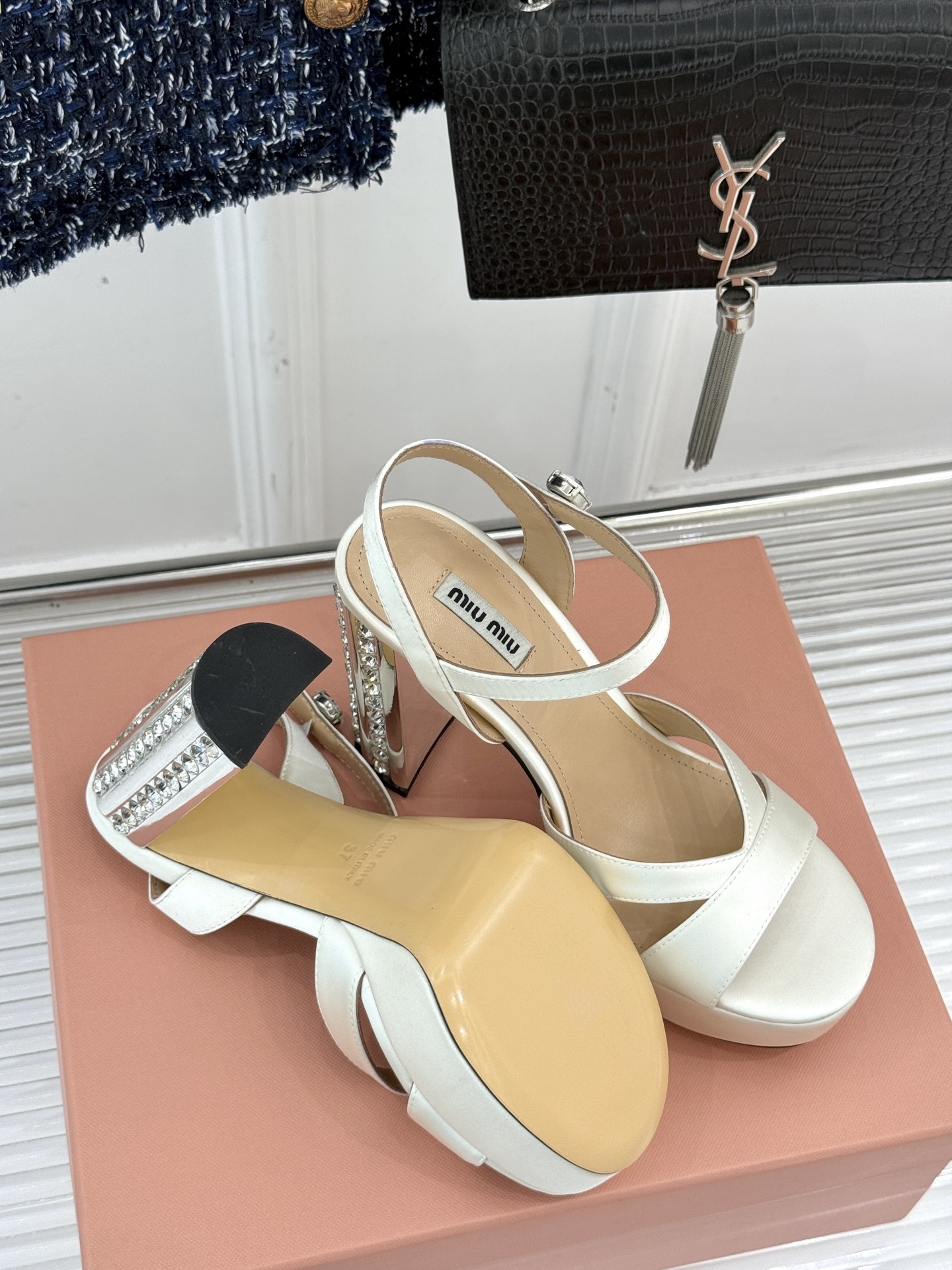 Miu Miu/缪缪经典水钻金属跟
防水台凉鞋
简直是把银河穿在了脚上
上脚就是富家千金本“金”。
侧