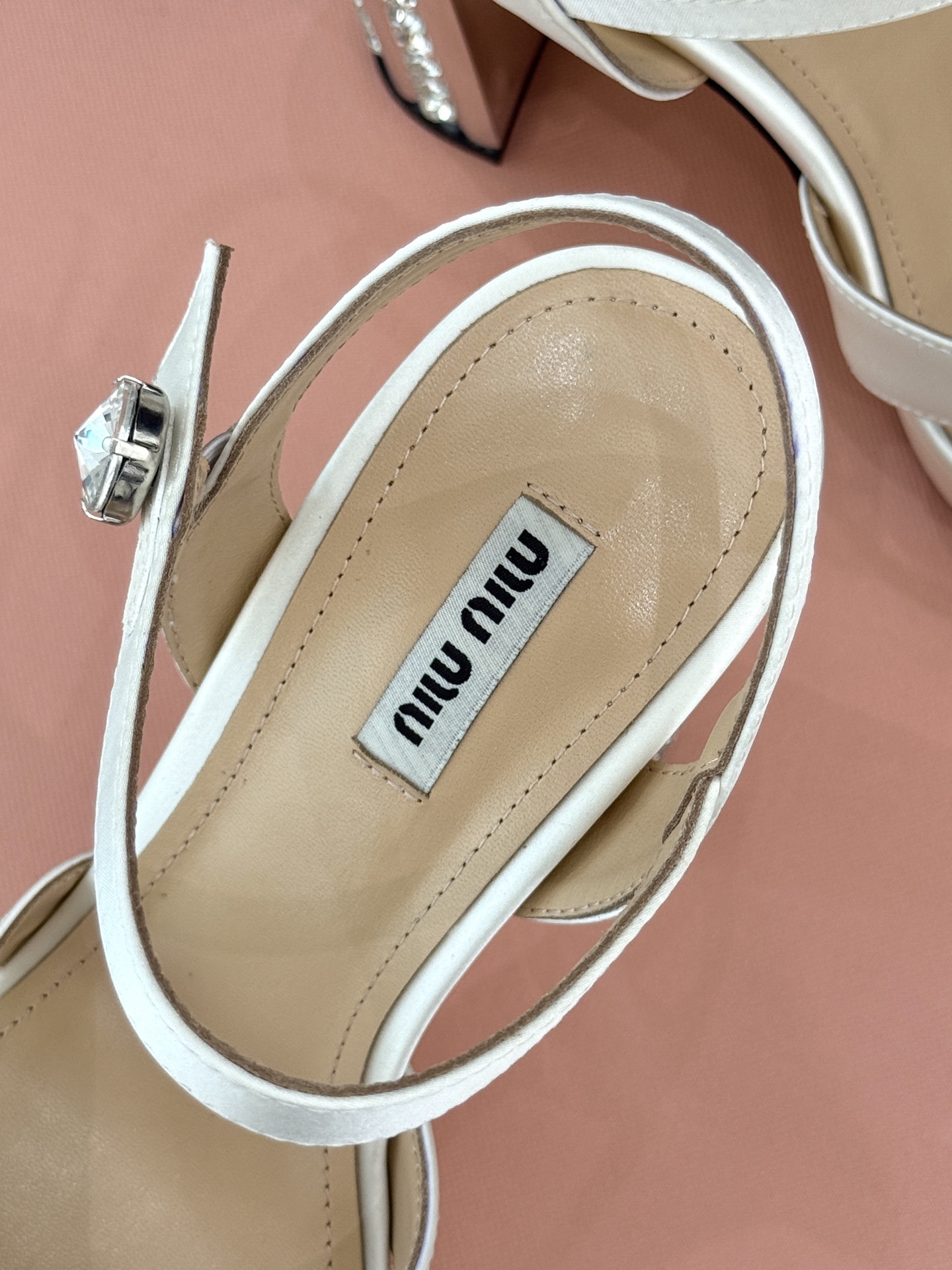 Miu Miu/缪缪经典水钻金属跟
防水台凉鞋
简直是把银河穿在了脚上
上脚就是富家千金本“金”。
侧