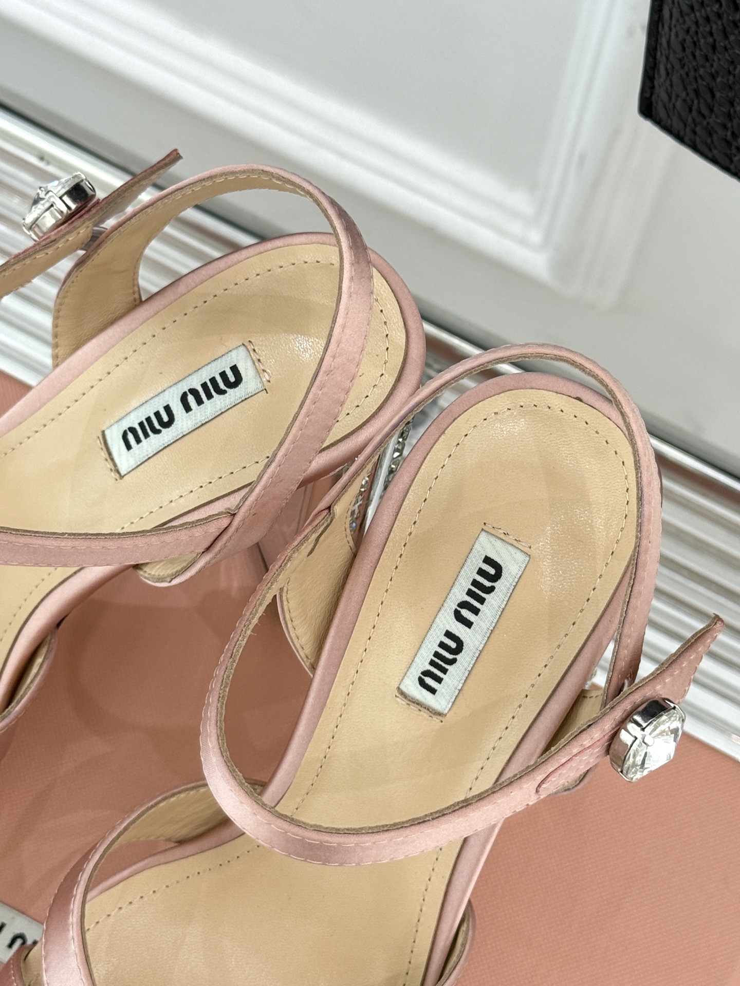 
Miu Miu/缪缪经典水钻金属跟
防水台凉鞋
简直是把银河穿在了脚上
上脚就是富家千金本“金”。
侧