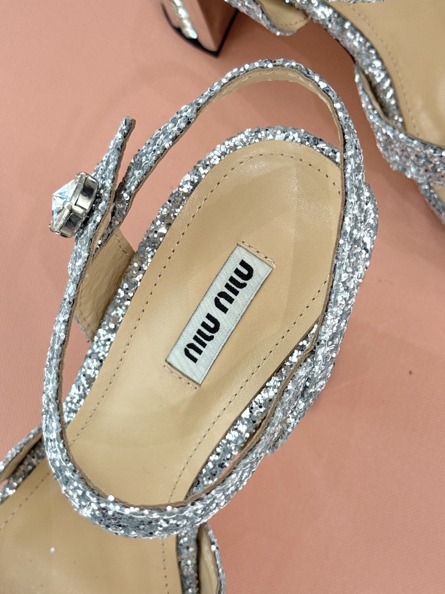 Miu Miu/缪缪经典水钻金属跟
防水台凉鞋
简直是把银河穿在了脚上
上脚就是富家千金本“金”。
侧
