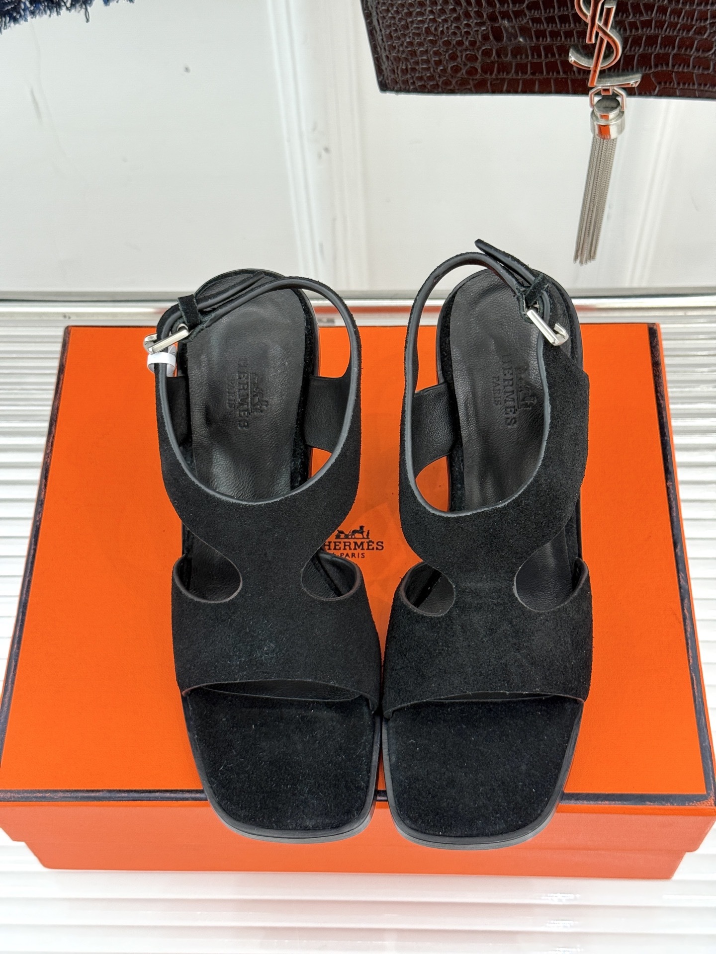 Hermès/爱马仕25WF几何图坡跟凉鞋
简约又独特的几何图案设计
让双脚邂逅一场华丽冒险
是踏入炎