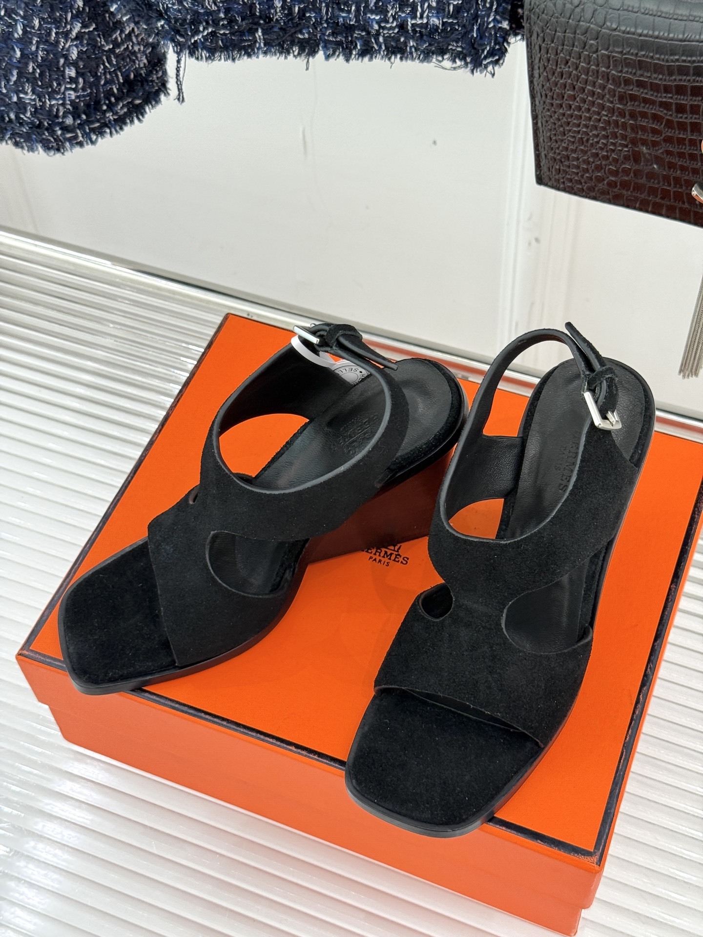Hermès/爱马仕25WF几何图坡跟凉鞋
简约又独特的几何图案设计
让双脚邂逅一场华丽冒险
是踏入炎