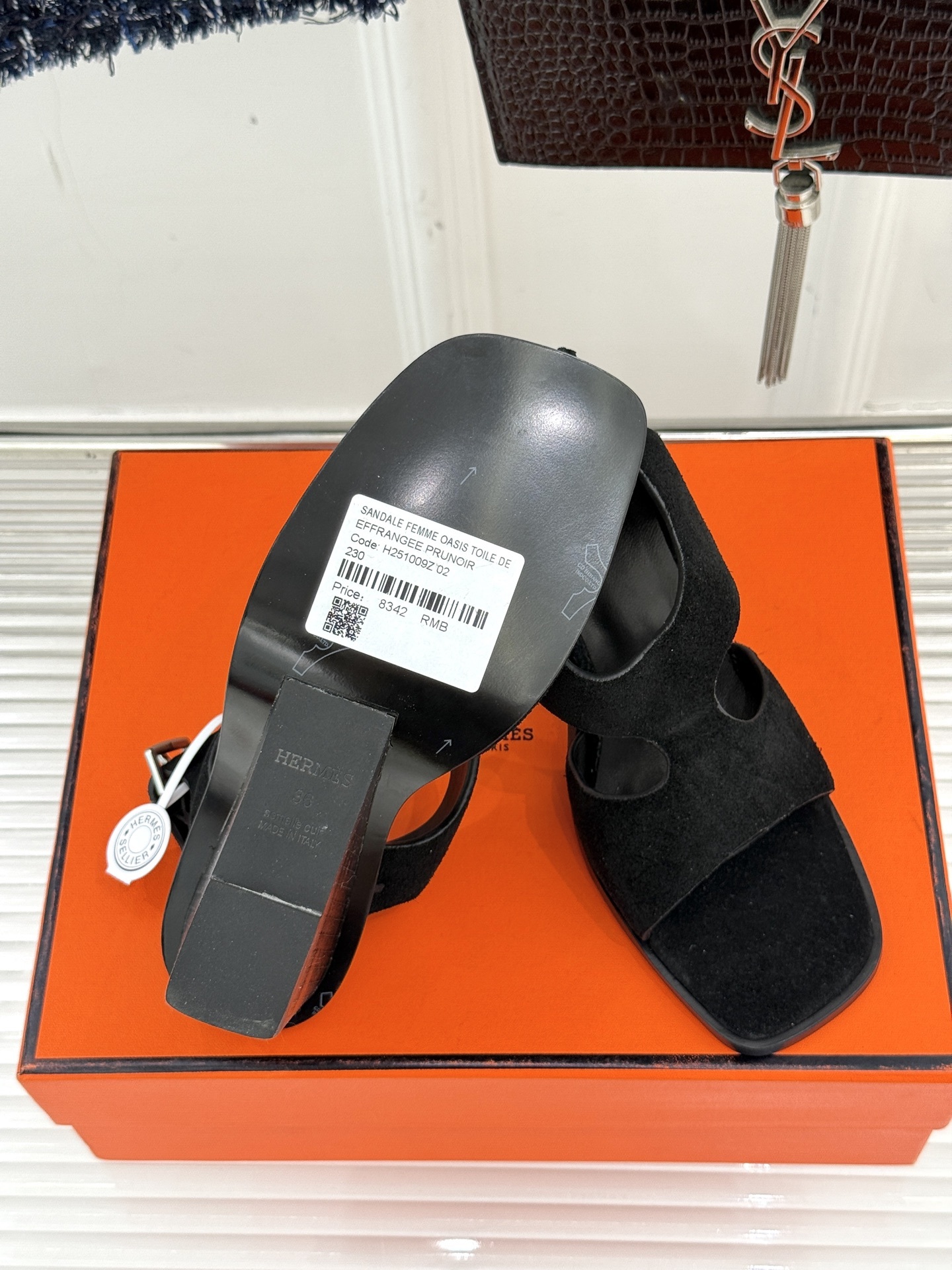 Hermès/爱马仕25WF几何图坡跟凉鞋
简约又独特的几何图案设计
让双脚邂逅一场华丽冒险
是踏入炎