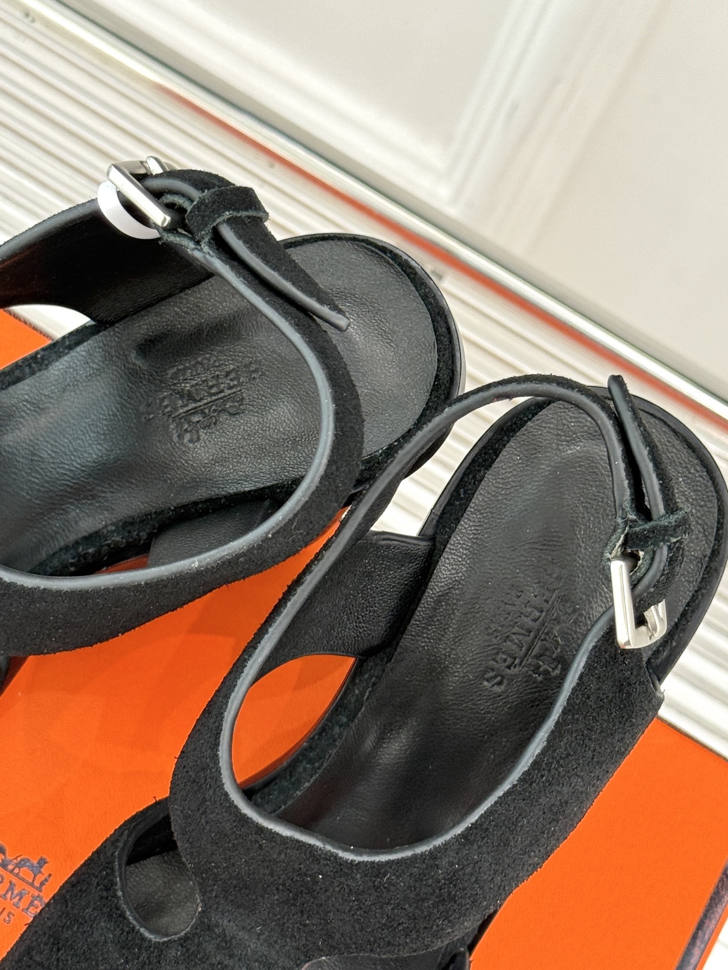 Hermès/爱马仕25WF几何图坡跟凉鞋
简约又独特的几何图案设计
让双脚邂逅一场华丽冒险
是踏入炎