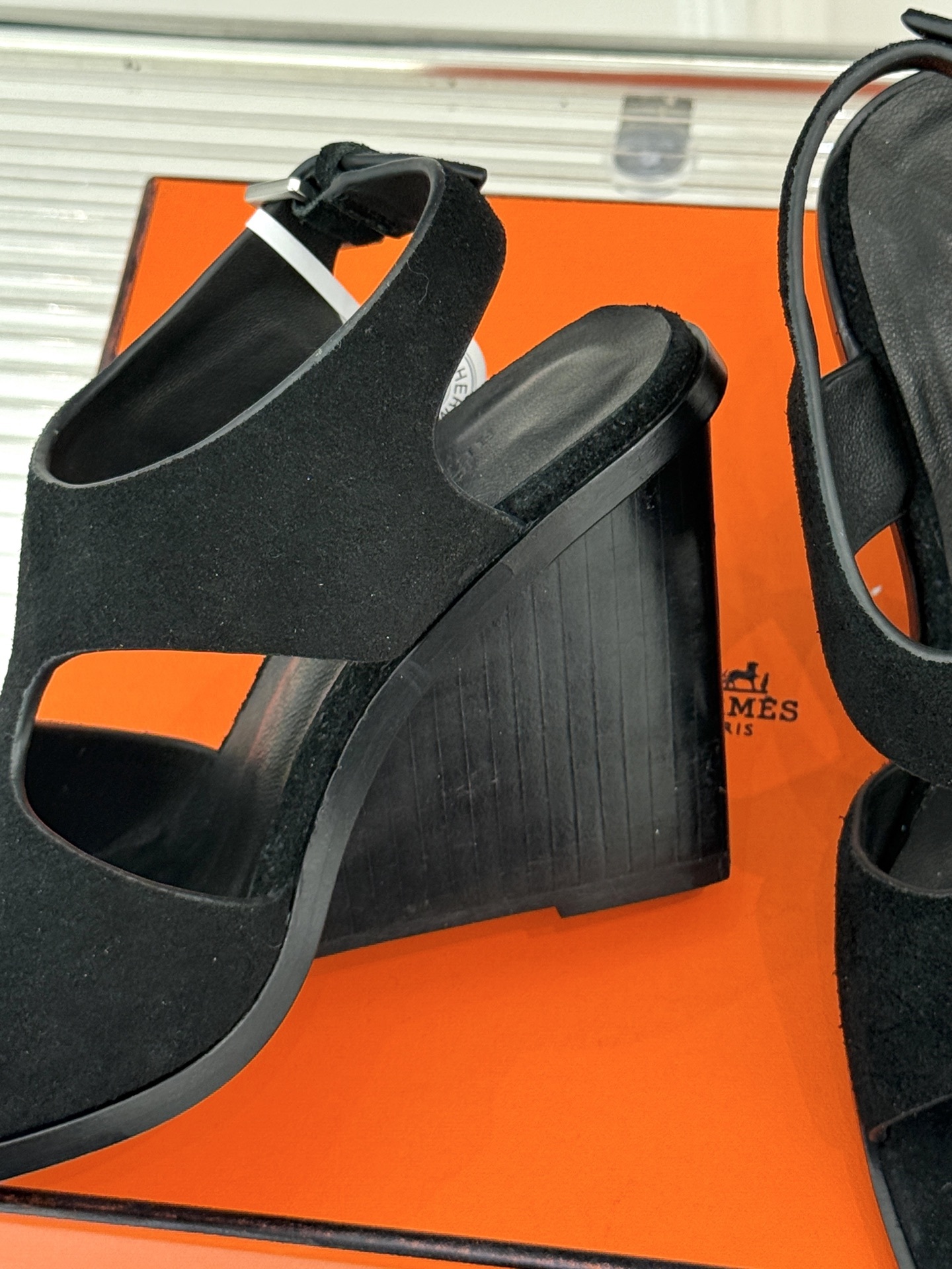 Hermès/爱马仕25WF几何图坡跟凉鞋
简约又独特的几何图案设计
让双脚邂逅一场华丽冒险
是踏入炎