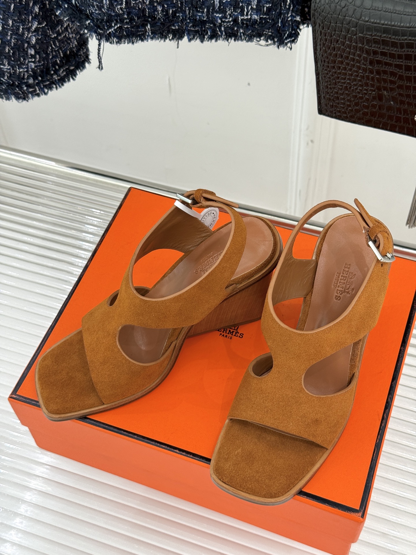 
Hermès/爱马仕25WF几何图坡跟凉鞋
简约又独特的几何图案设计
让双脚邂逅一场华丽冒险
是踏入炎