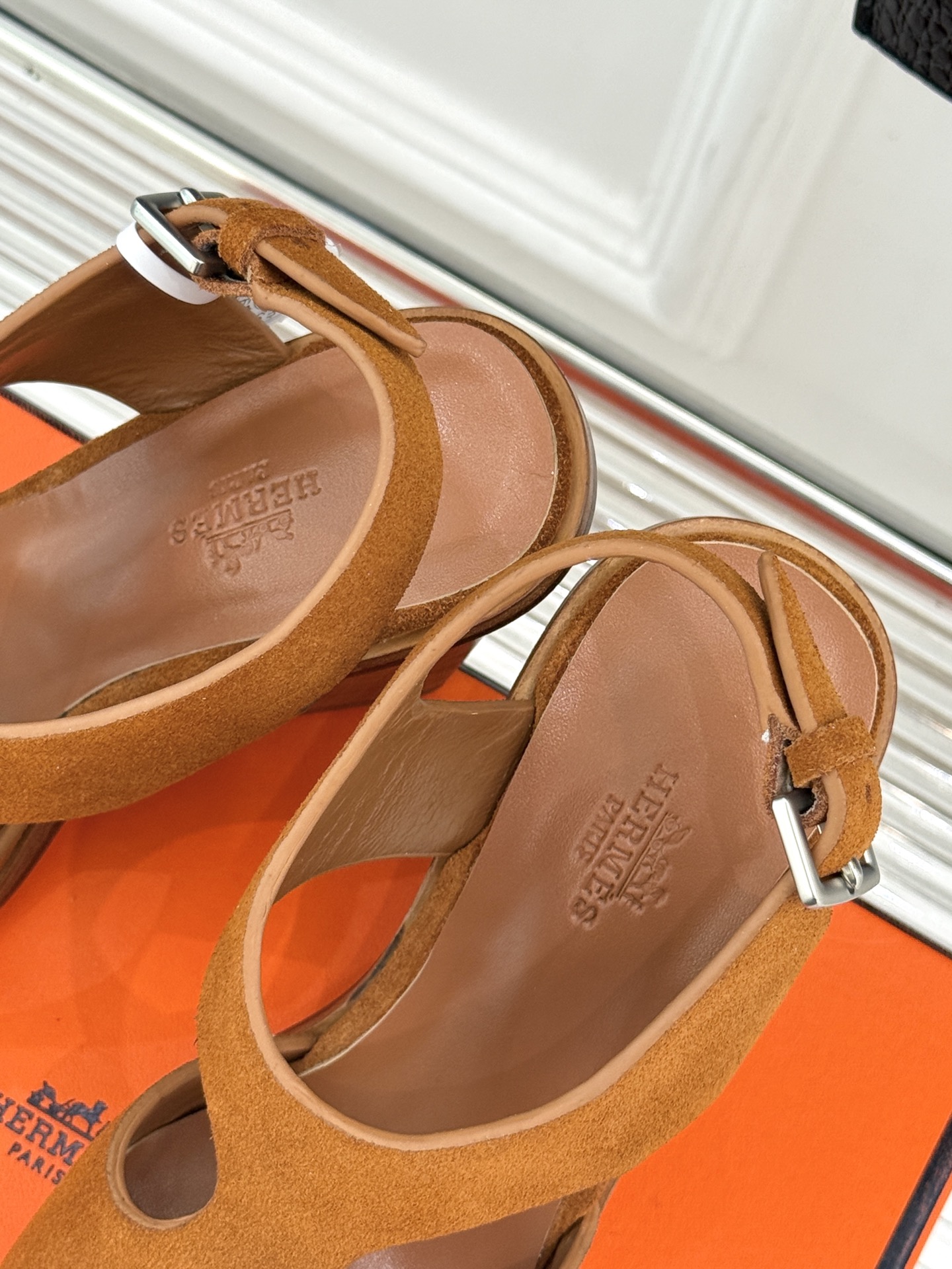 
Hermès/爱马仕25WF几何图坡跟凉鞋
简约又独特的几何图案设计
让双脚邂逅一场华丽冒险
是踏入炎