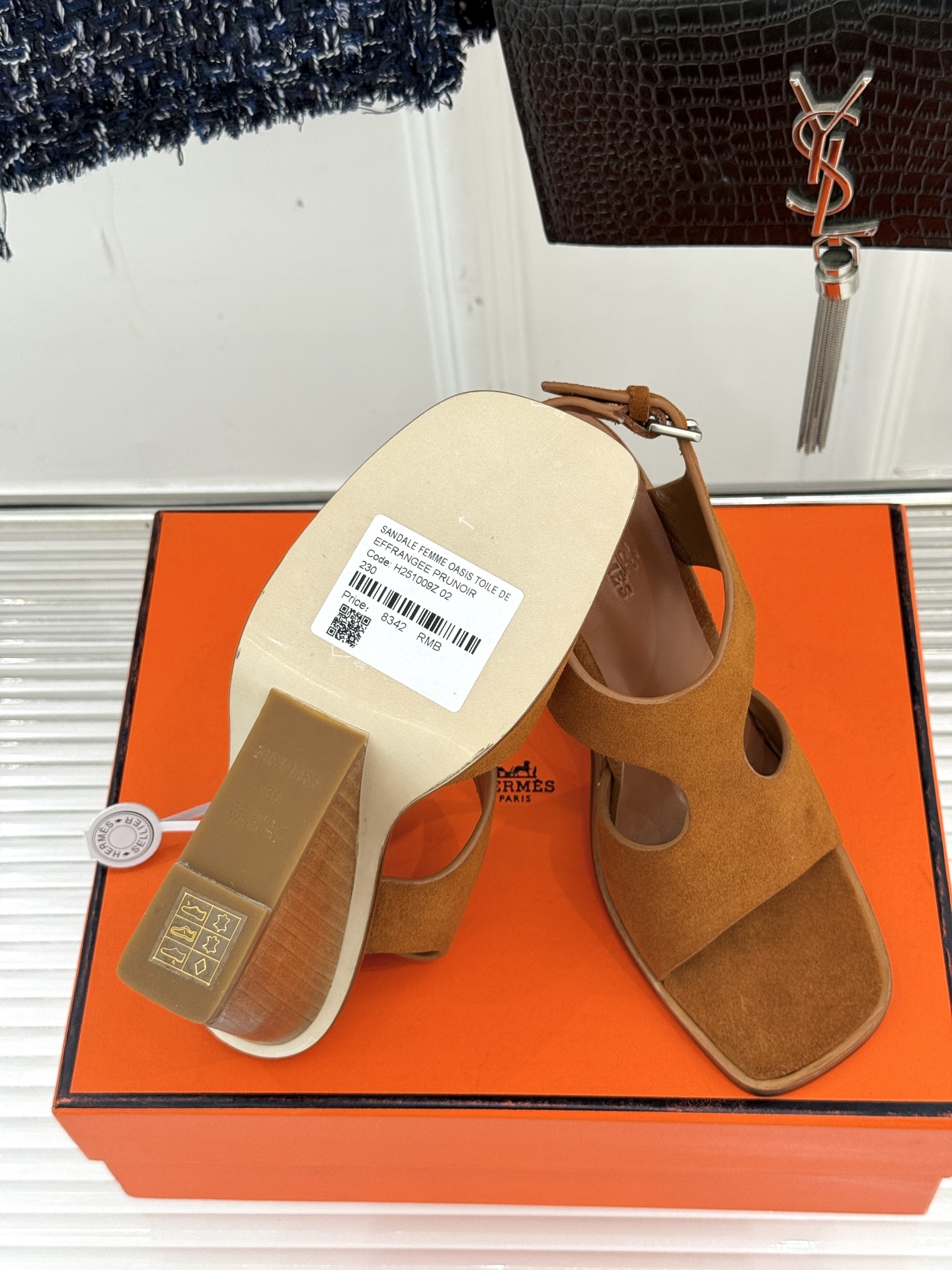 
Hermès/爱马仕25WF几何图坡跟凉鞋
简约又独特的几何图案设计
让双脚邂逅一场华丽冒险
是踏入炎