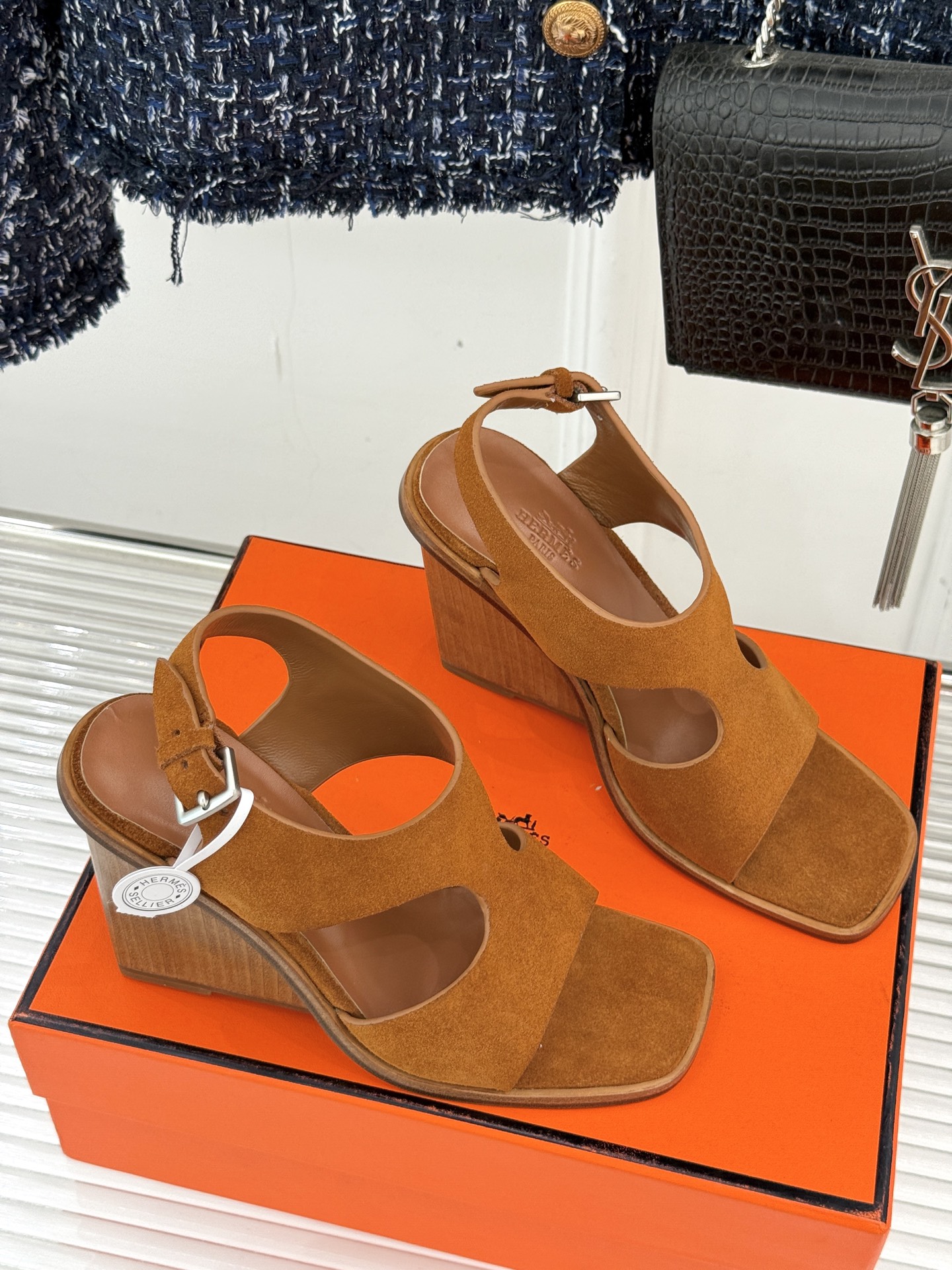 
Hermès/爱马仕25WF几何图坡跟凉鞋
简约又独特的几何图案设计
让双脚邂逅一场华丽冒险
是踏入炎