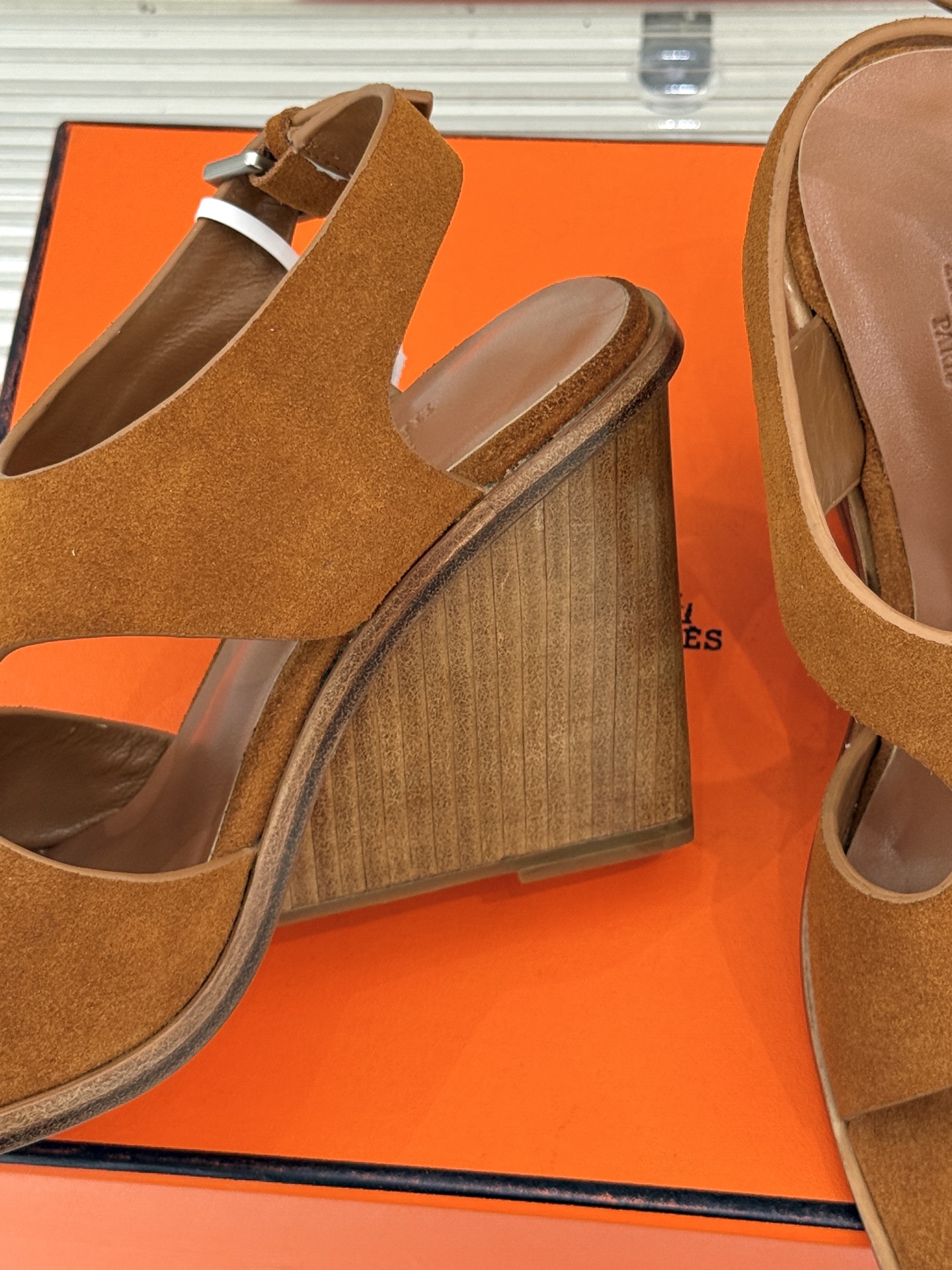 
Hermès/爱马仕25WF几何图坡跟凉鞋
简约又独特的几何图案设计
让双脚邂逅一场华丽冒险
是踏入炎