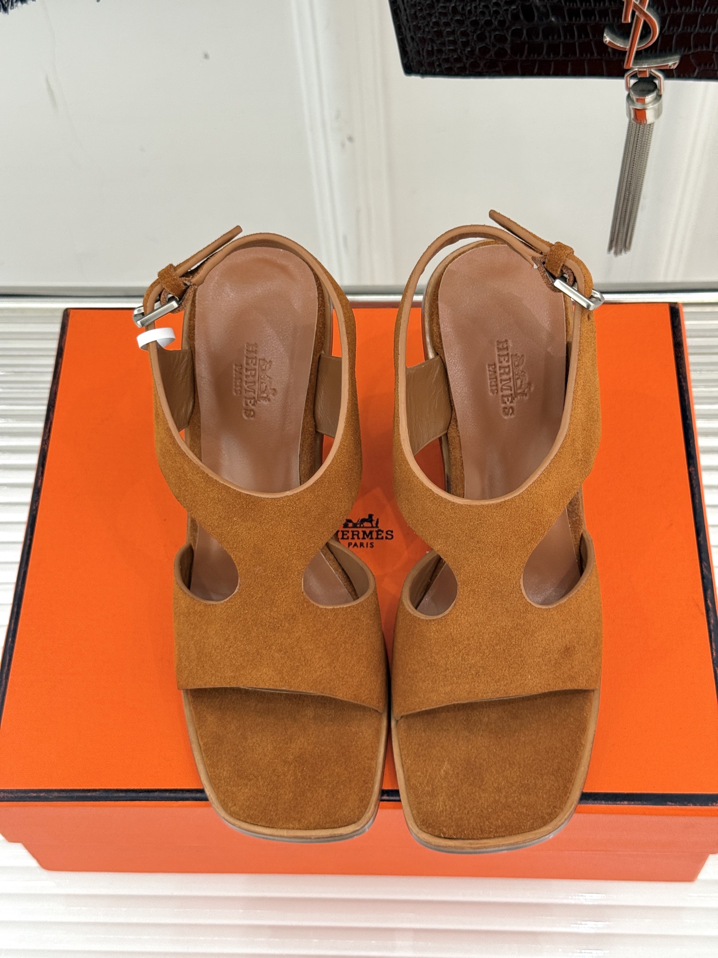 
Hermès/爱马仕25WF几何图坡跟凉鞋
简约又独特的几何图案设计
让双脚邂逅一场华丽冒险
是踏入炎