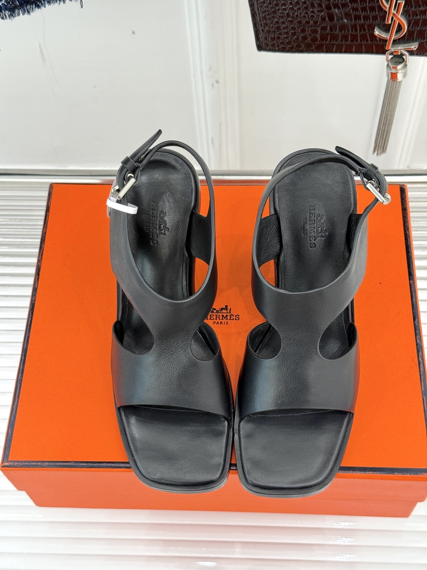 Hermès/爱马仕25WF几何图坡跟凉鞋
简约又独特的几何图案设计
让双脚邂逅一场华丽冒险
是踏入炎