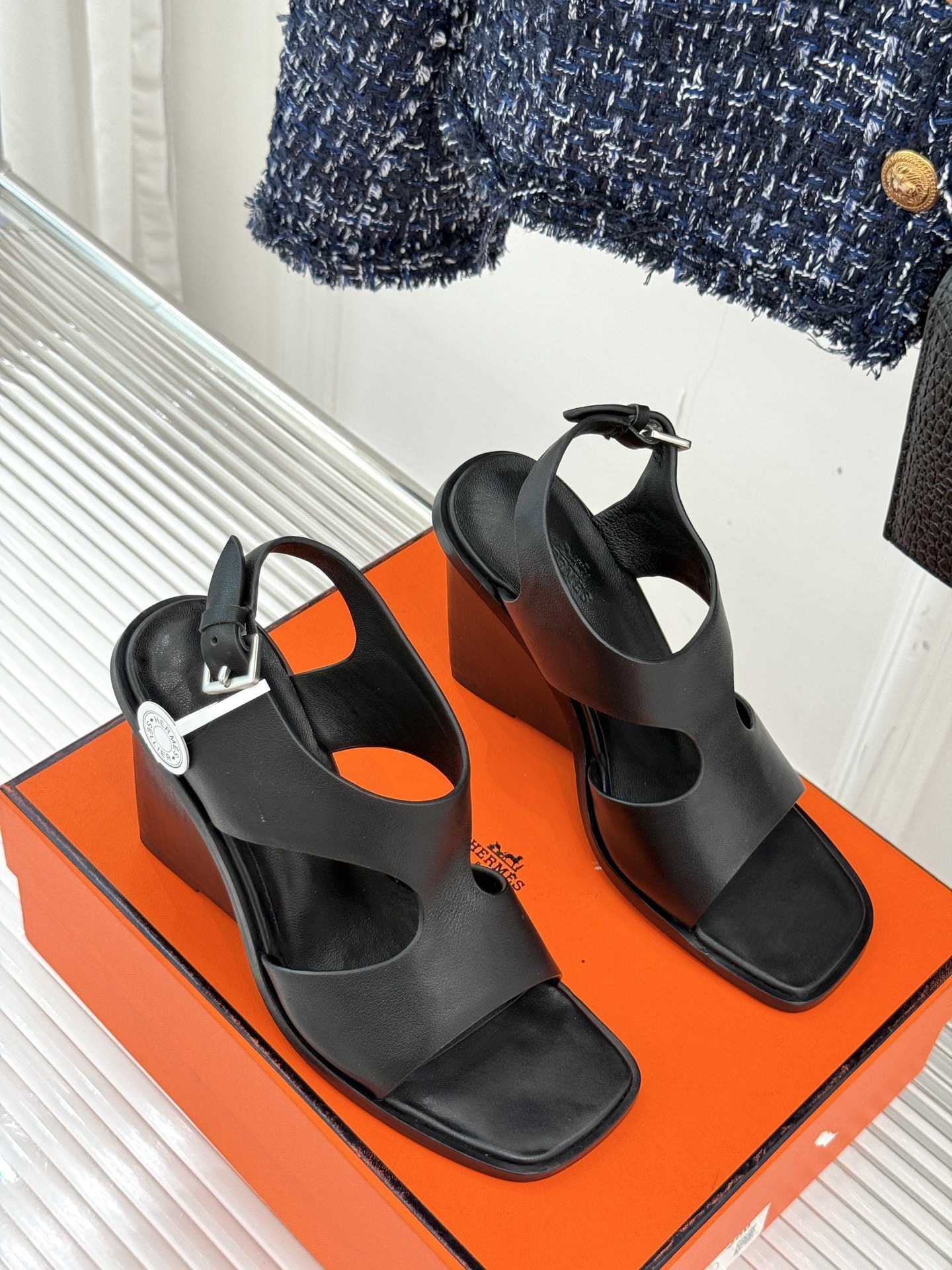 Hermès/爱马仕25WF几何图坡跟凉鞋
简约又独特的几何图案设计
让双脚邂逅一场华丽冒险
是踏入炎