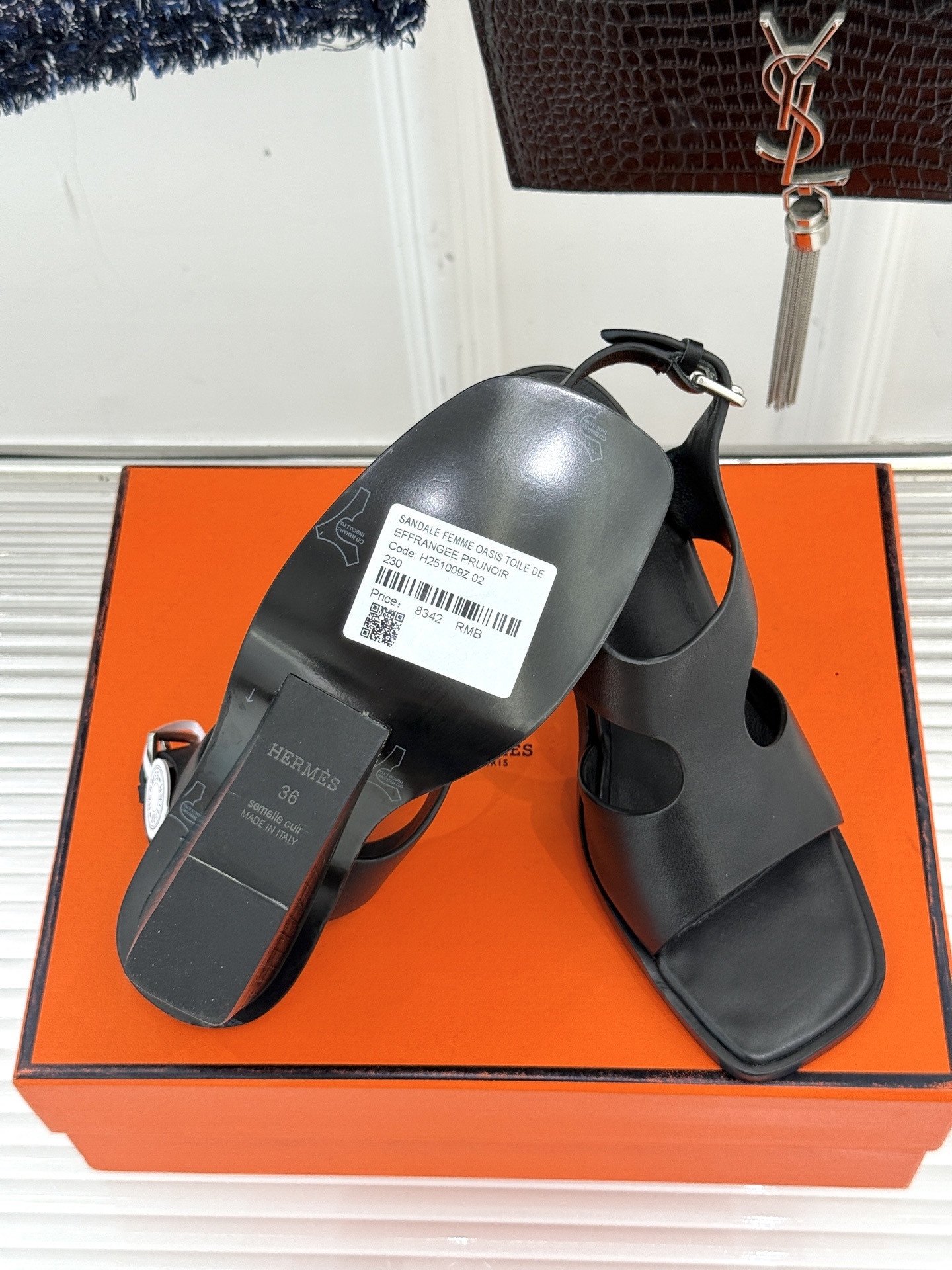 Hermès/爱马仕25WF几何图坡跟凉鞋
简约又独特的几何图案设计
让双脚邂逅一场华丽冒险
是踏入炎