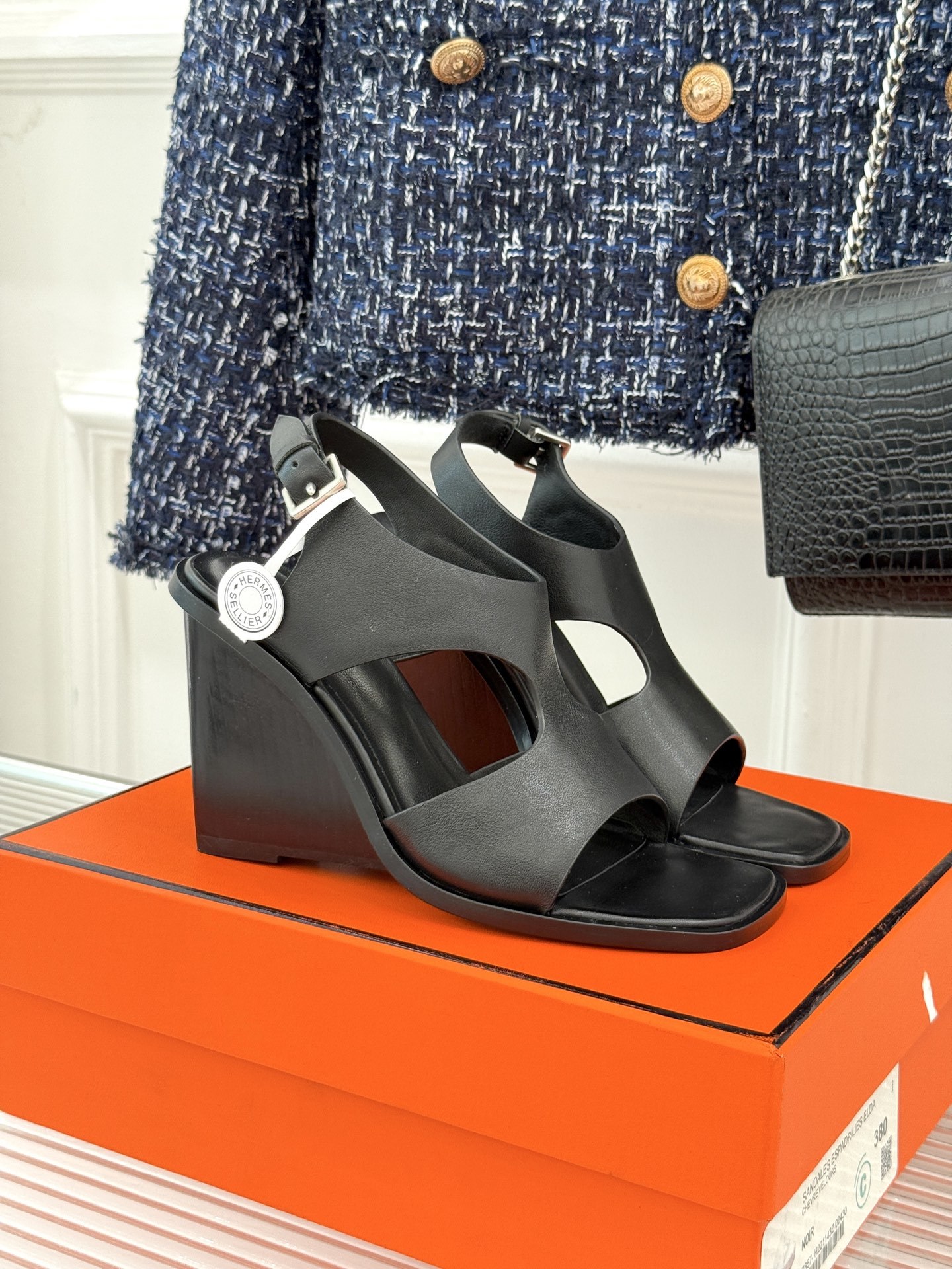 Hermès/爱马仕25WF几何图坡跟凉鞋
简约又独特的几何图案设计
让双脚邂逅一场华丽冒险
是踏入炎