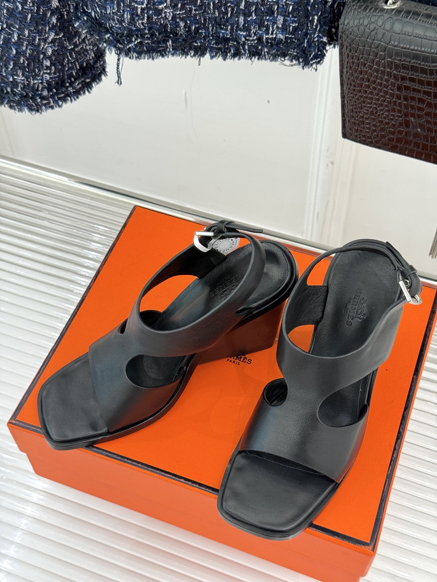 Hermès/爱马仕25WF几何图坡跟凉鞋
简约又独特的几何图案设计
让双脚邂逅一场华丽冒险
是踏入炎
