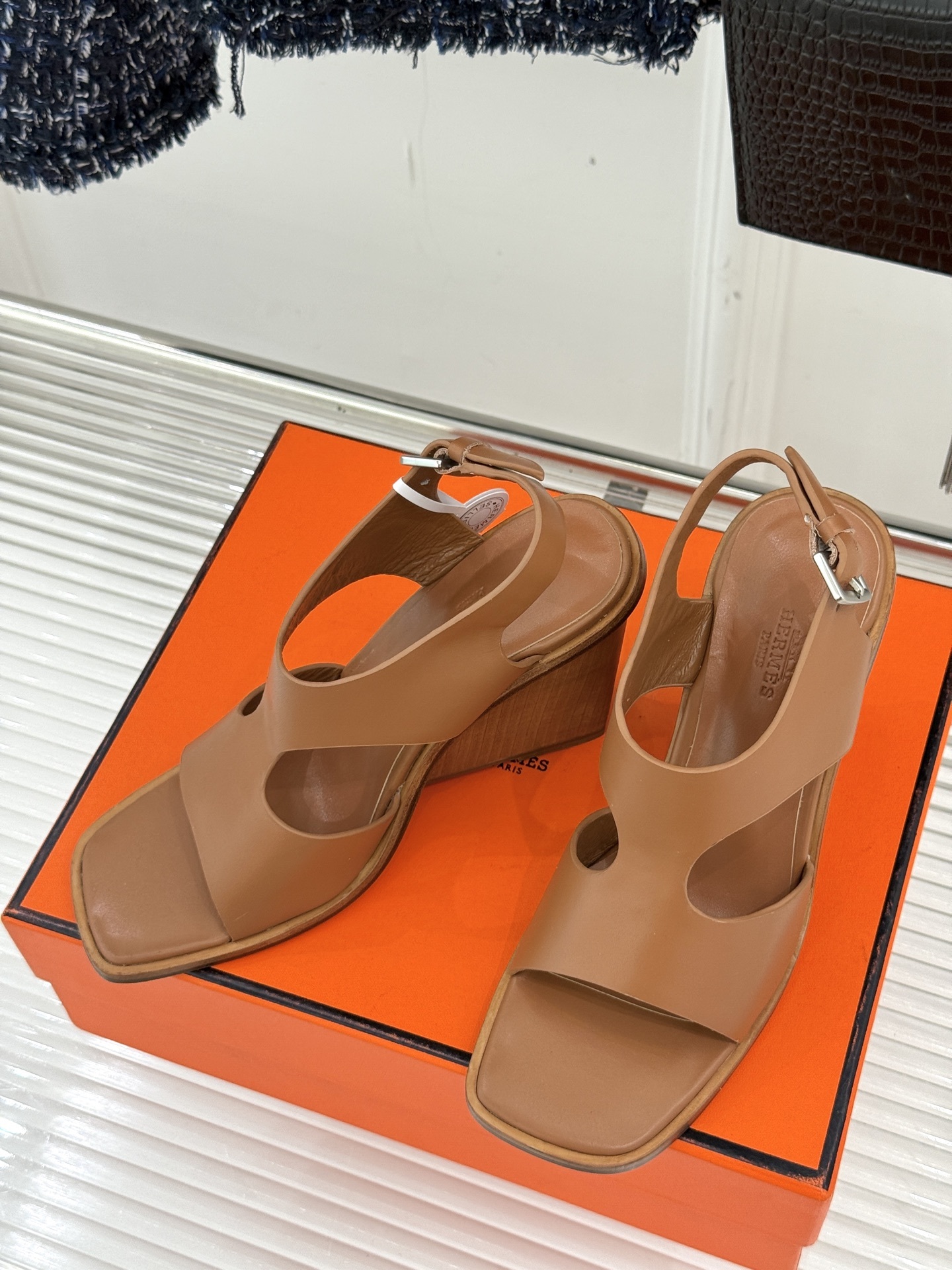 Hermès/爱马仕25WF几何图坡跟凉鞋
简约又独特的几何图案设计
让双脚邂逅一场华丽冒险
是踏入炎