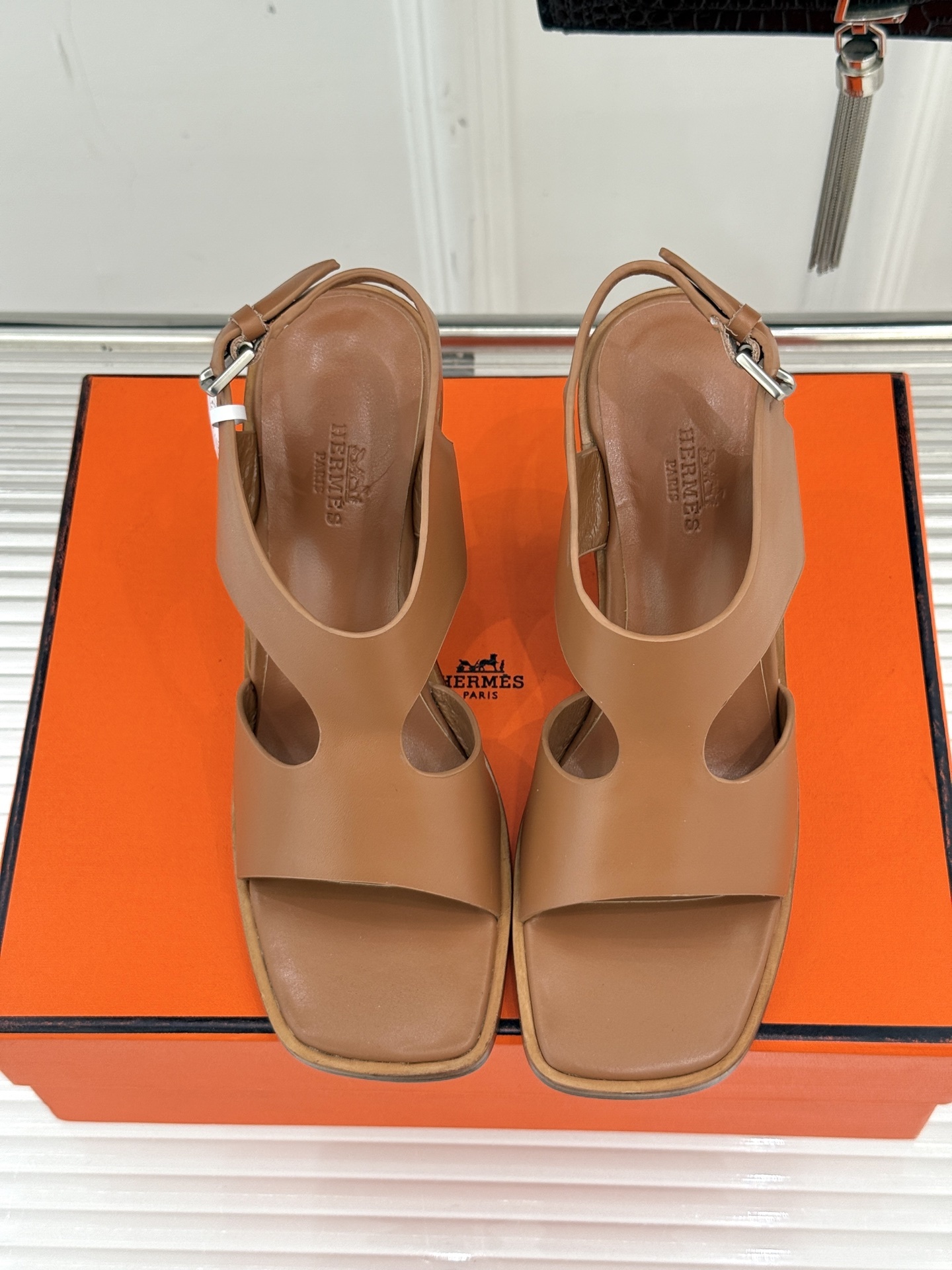 Hermès/爱马仕25WF几何图坡跟凉鞋
简约又独特的几何图案设计
让双脚邂逅一场华丽冒险
是踏入炎