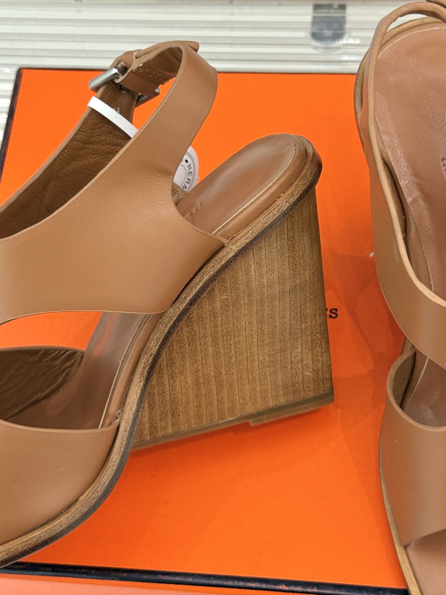 Hermès/爱马仕25WF几何图坡跟凉鞋
简约又独特的几何图案设计
让双脚邂逅一场华丽冒险
是踏入炎