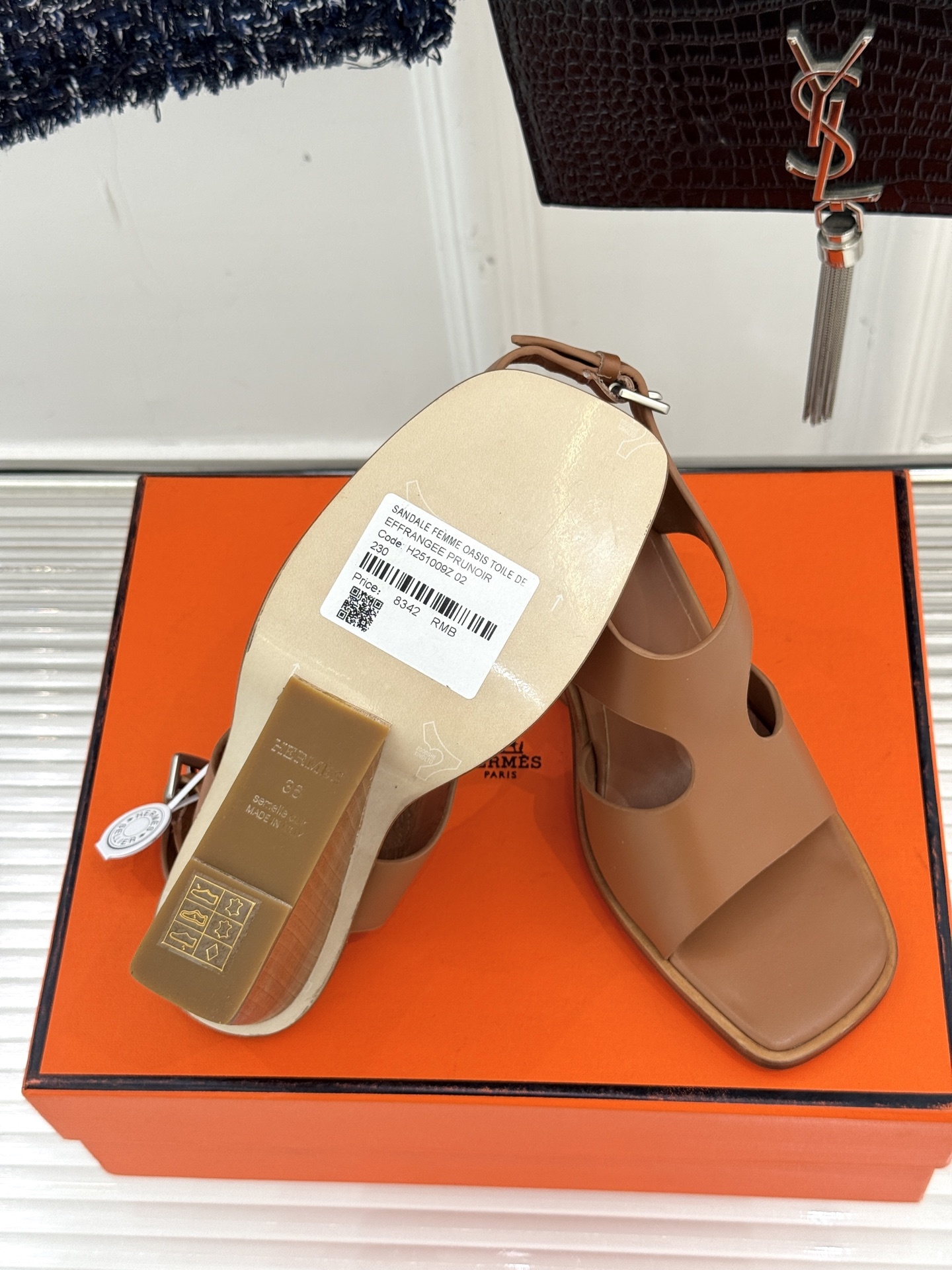 Hermès/爱马仕25WF几何图坡跟凉鞋
简约又独特的几何图案设计
让双脚邂逅一场华丽冒险
是踏入炎