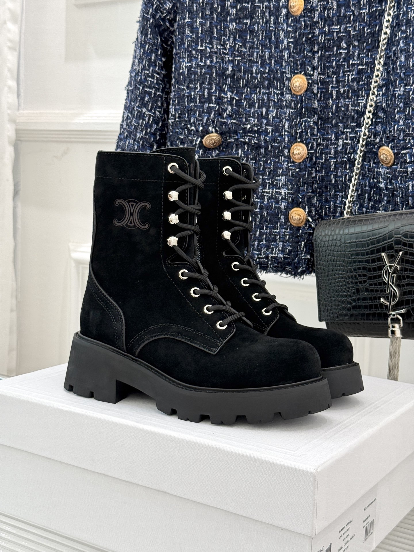 Celine/赛琳经典凯旋厚底马丁靴
酷飒先锋 行走的时髦宣言
标志性的凯旋门元素巧妙地融入其中
简洁