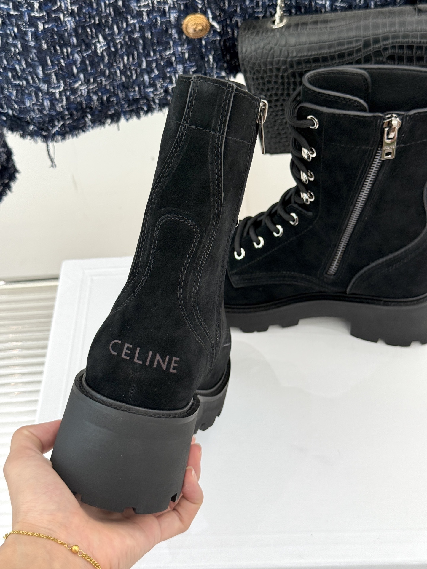 Celine/赛琳经典凯旋厚底马丁靴
酷飒先锋 行走的时髦宣言
标志性的凯旋门元素巧妙地融入其中
简洁