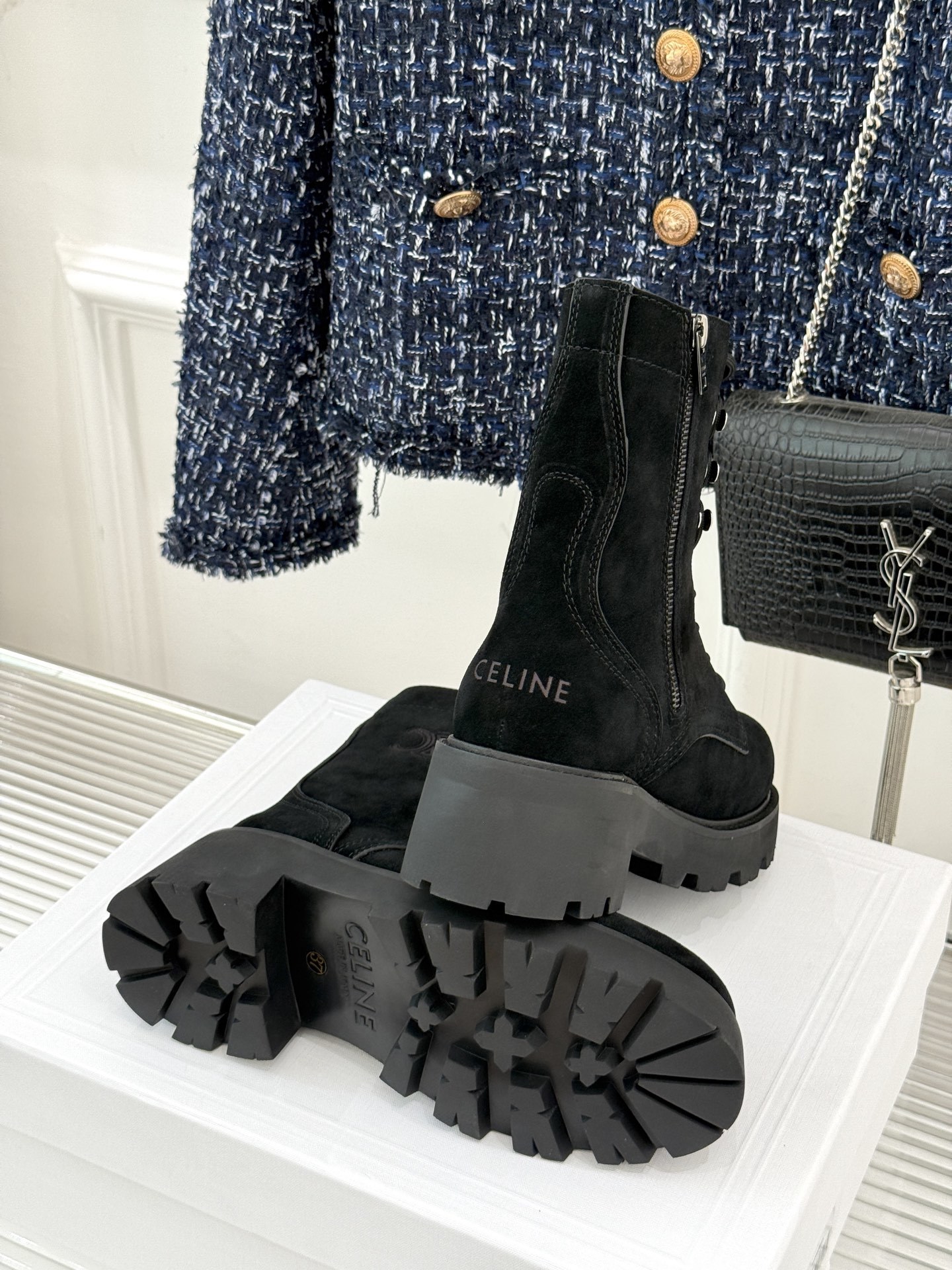 Celine/赛琳经典凯旋厚底马丁靴
酷飒先锋 行走的时髦宣言
标志性的凯旋门元素巧妙地融入其中
简洁