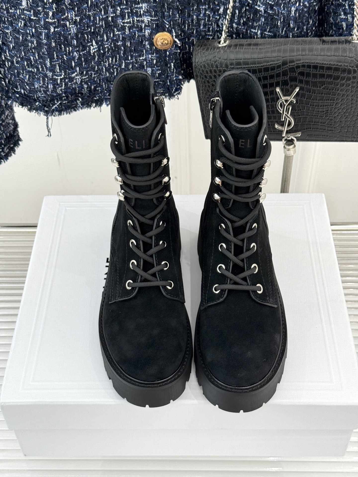 Celine/赛琳经典凯旋厚底马丁靴
酷飒先锋 行走的时髦宣言
标志性的凯旋门元素巧妙地融入其中
简洁