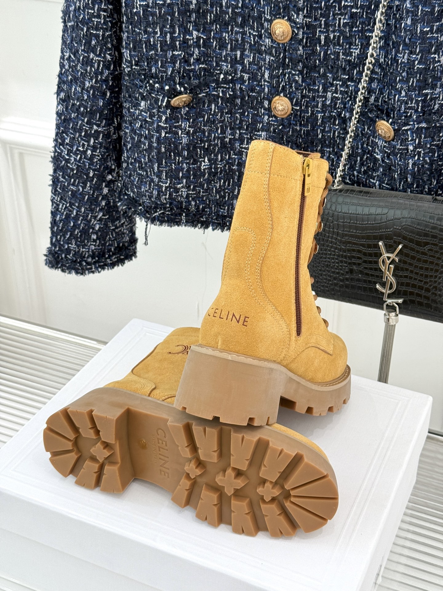 Celine/赛琳经典凯旋厚底马丁靴
酷飒先锋 行走的时髦宣言
标志性的凯旋门元素巧妙地融入其中
简洁