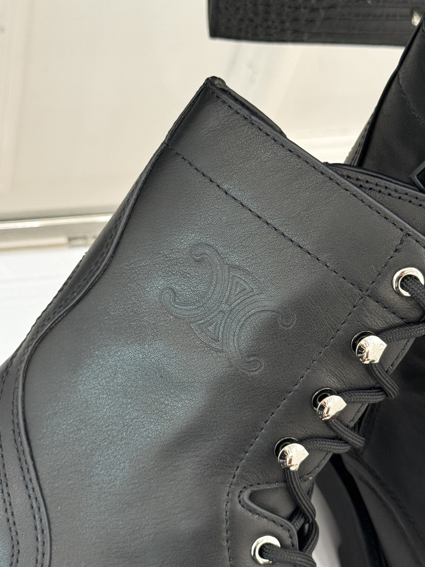Celine/赛琳经典凯旋厚底马丁靴
酷飒先锋 行走的时髦宣言
标志性的凯旋门元素巧妙地融入其中
简洁