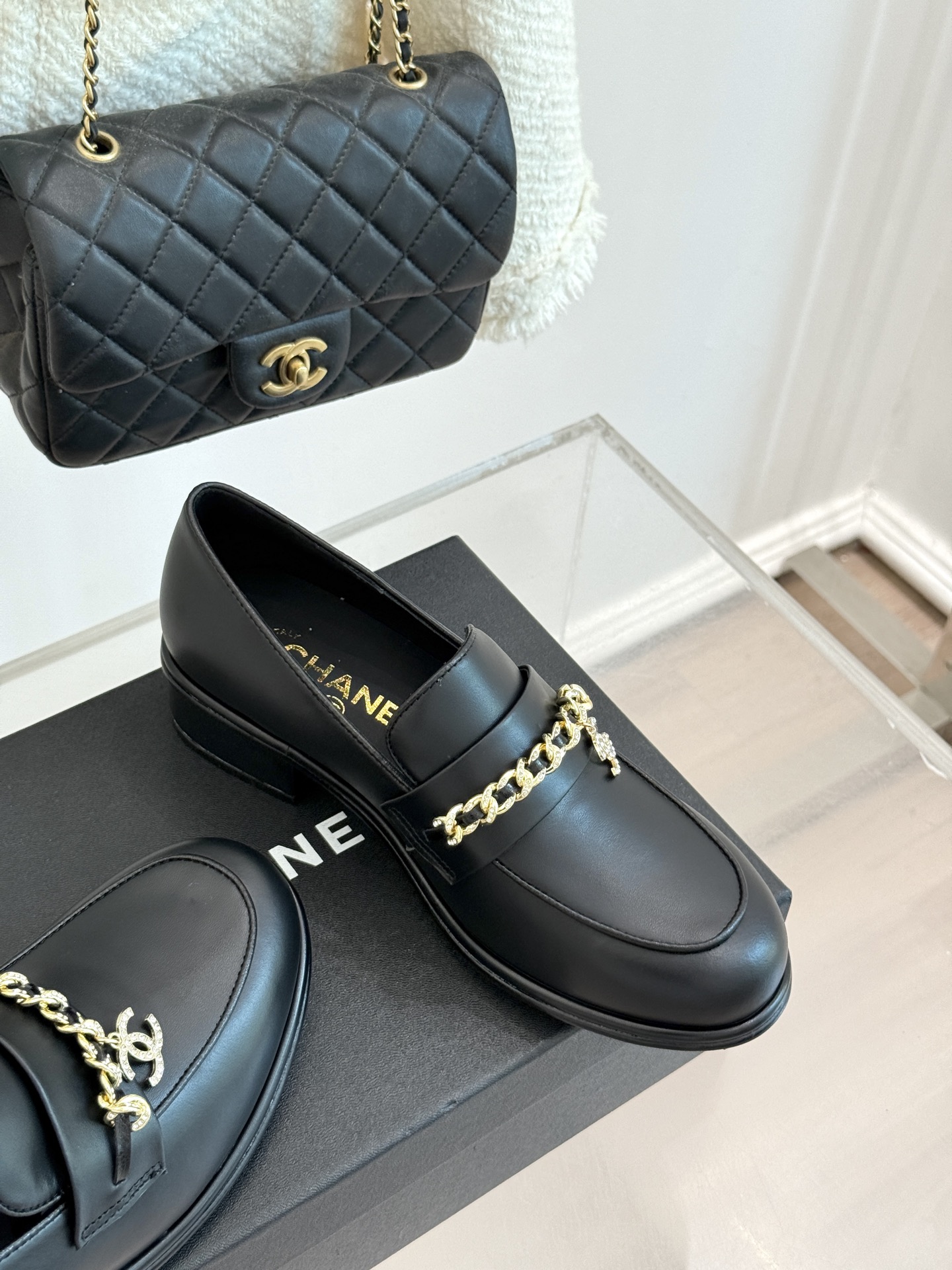 
CHANE*｜小香25A新品双C
链条乐福鞋
满满的复古风 秀气的鞋型 
看着就很讨喜 圆中带点尖的鞋
