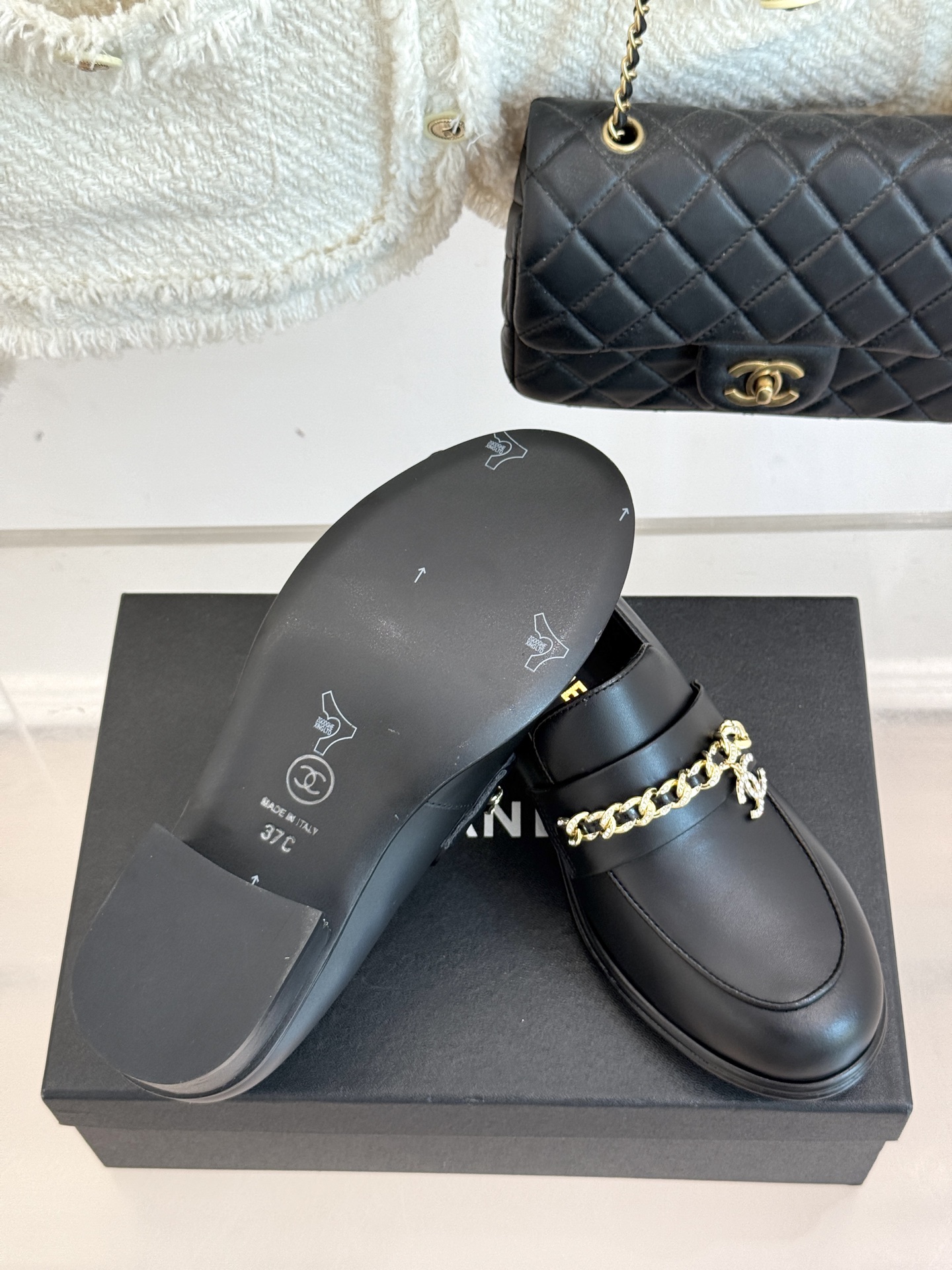 
CHANE*｜小香25A新品双C
链条乐福鞋
满满的复古风 秀气的鞋型 
看着就很讨喜 圆中带点尖的鞋
